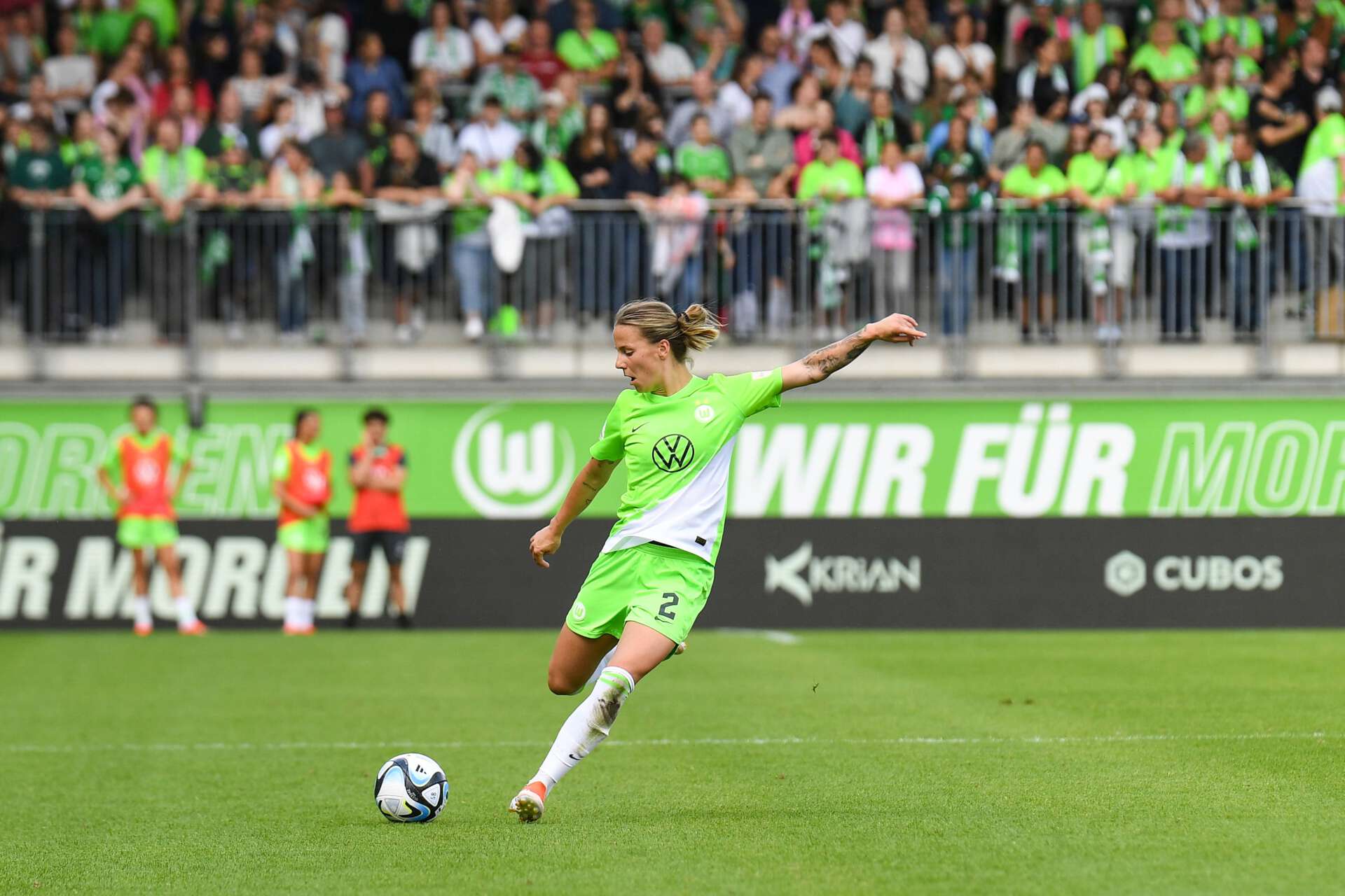 Lynn Wilms vom VfL Wolfsburg spielt während der Frauen-Bundesliga-Begegnung mit SGS Essen den Ball.

Saison 2023/24, 22. Spieltag, 20.05.2024