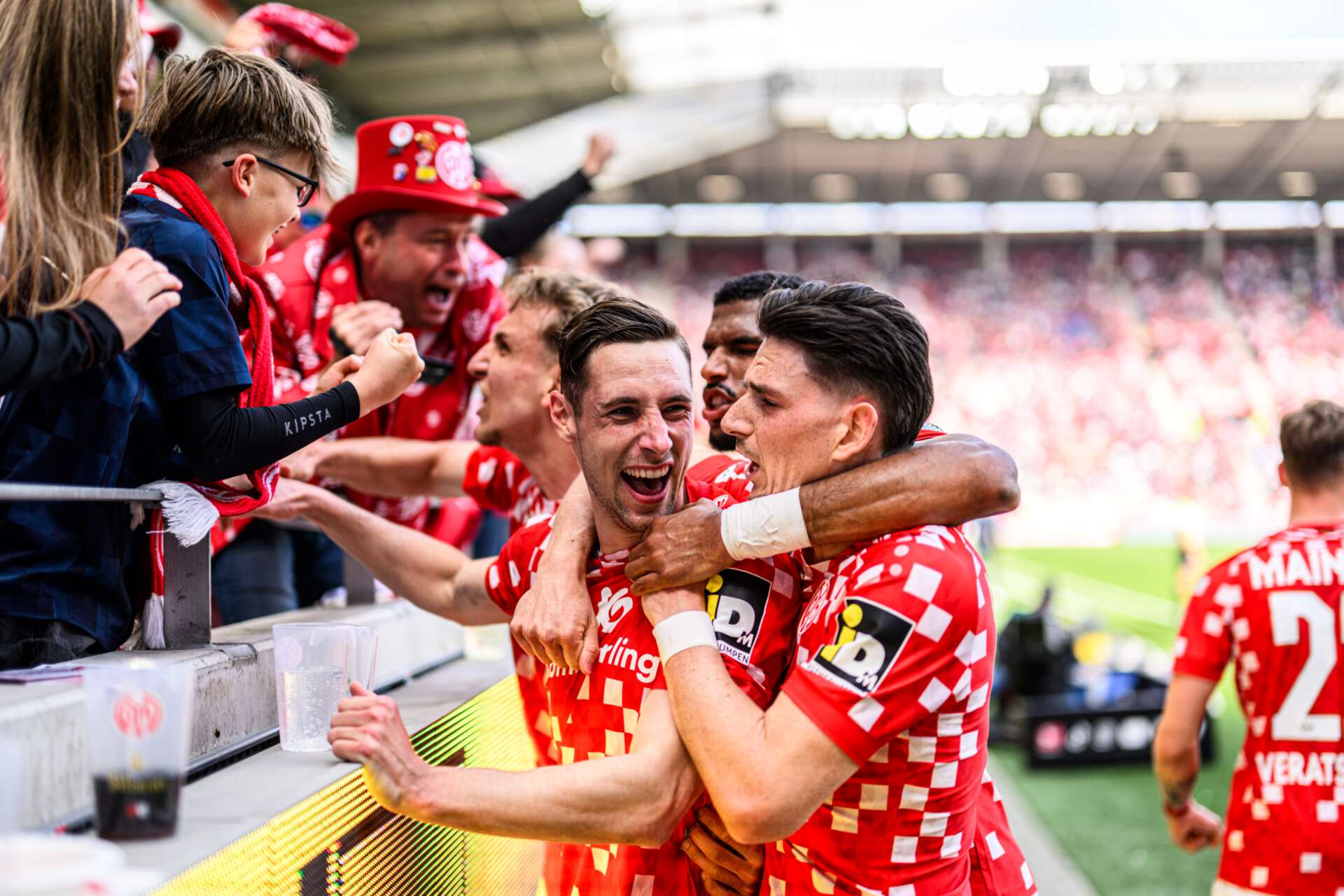 Der Mainzer Dominik Kohr feiert seinen Treffer im Heimspiel gegen den VfL Wolfsburg, 19.04.2025