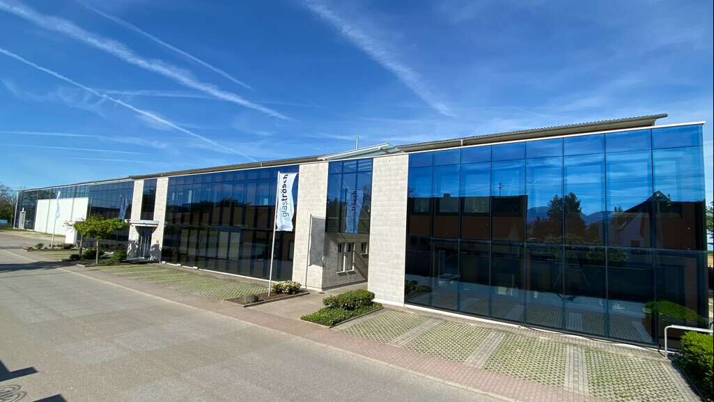 Glas Trösch GmbH, Sicheres Bewegen von Glas mit händisch geführter Vakuumhebeeinrichtung, VBG_NEXT