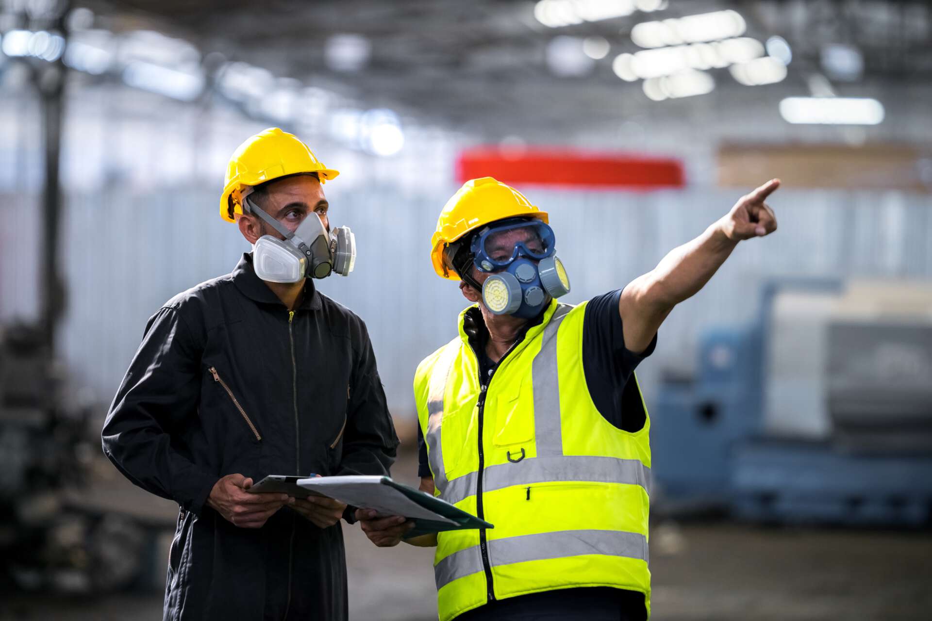 Zwei Menschen mit Helm in Lagerhalle