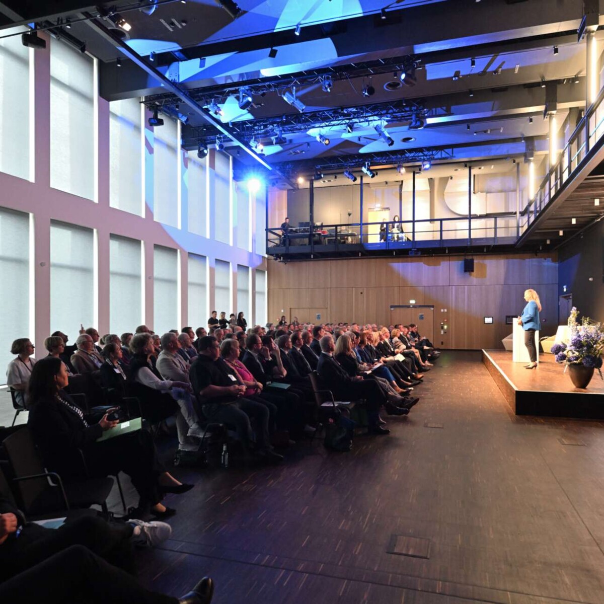 Eröffnungsfeier PREVIER. 200 geladene Gäste und Moderatorin