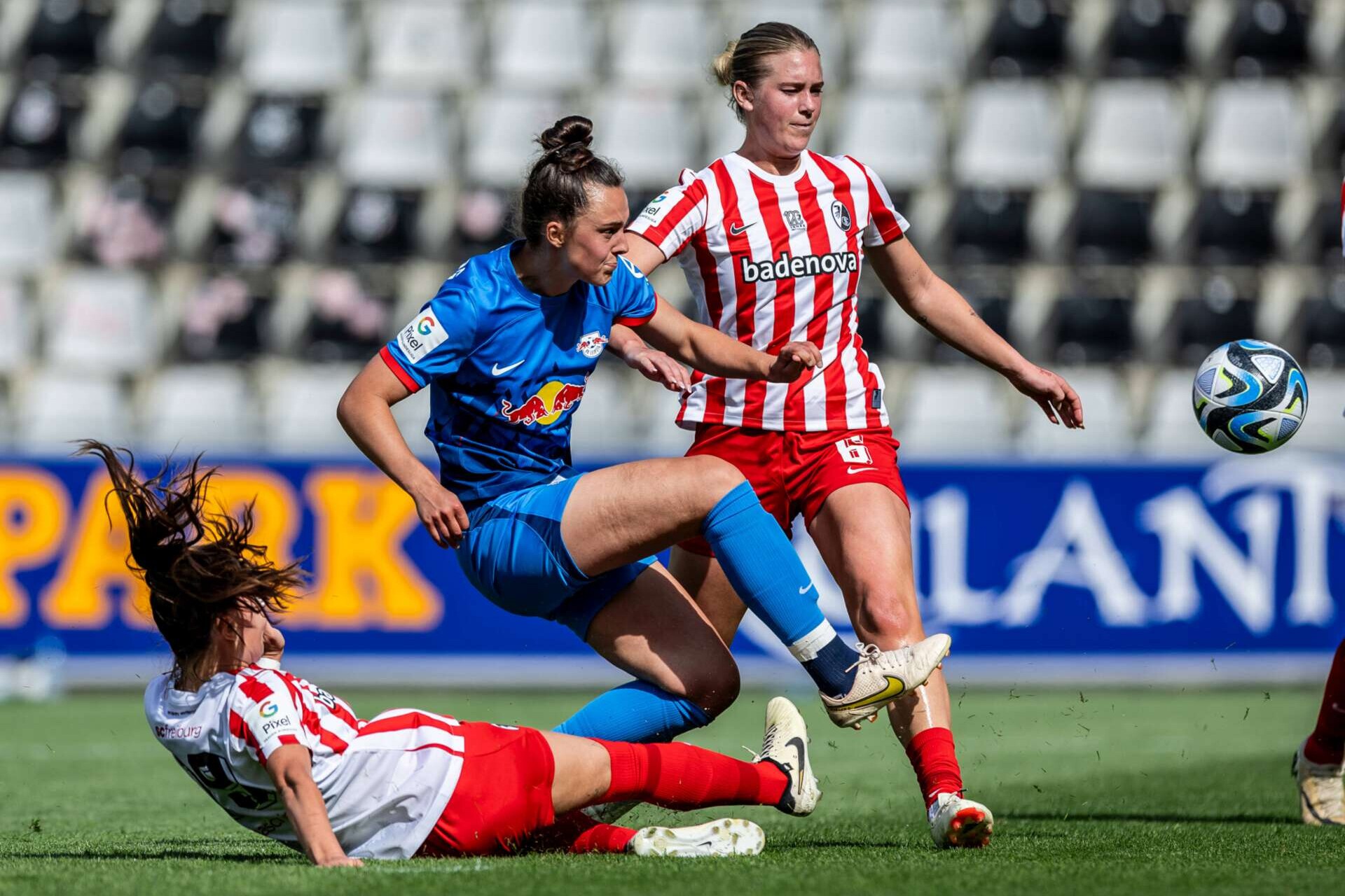 Leipzigs Gianna Rackow im Zweikampf mit den Freiburgerinnen Annabel Schasching und Annie Karich während der Frauen-Bundesliga-Begegnung am 20. Mai 2024

Saison 2023/24, 22. Spieltag 