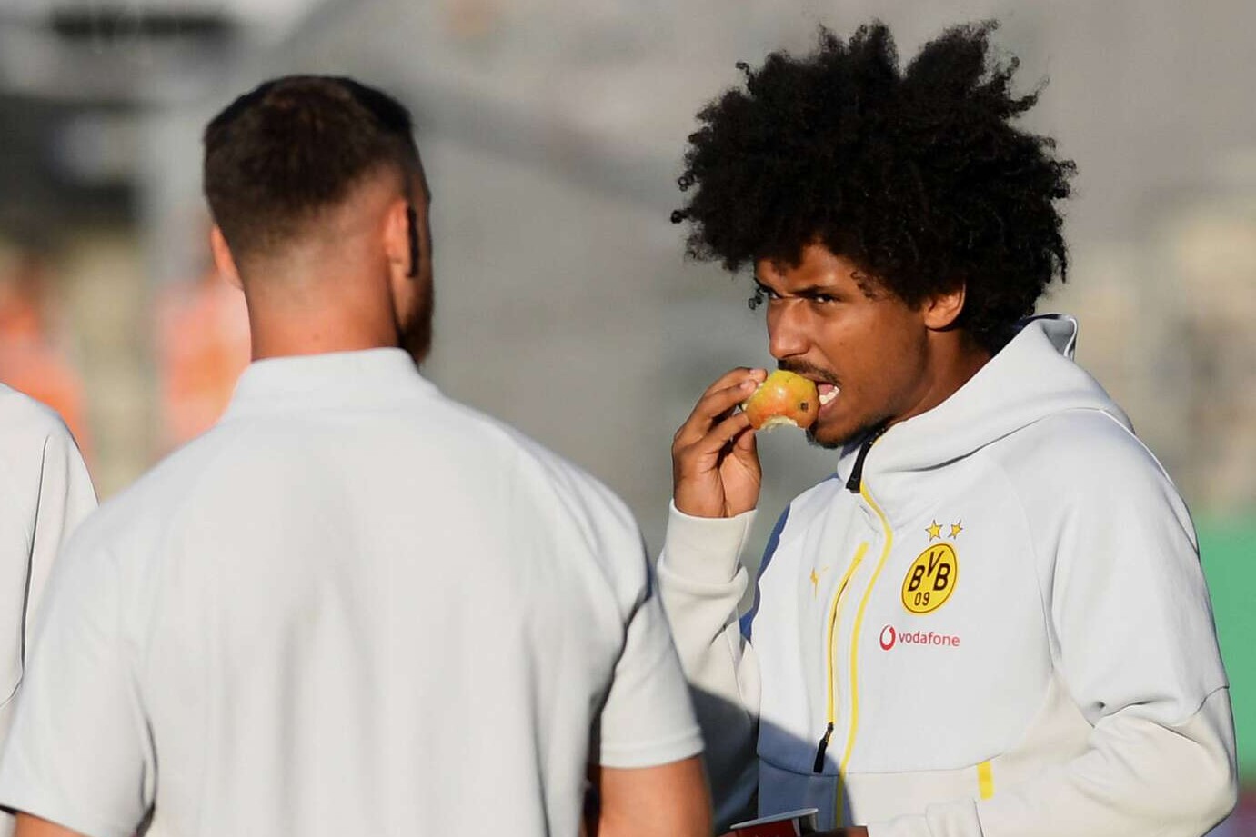 Karim Adeyemi isst vor dem DFB-Pokal-Spiel zwischen Rot-Weiss Essen und Borussia Dortmund einen Apfel, 18.08.2025