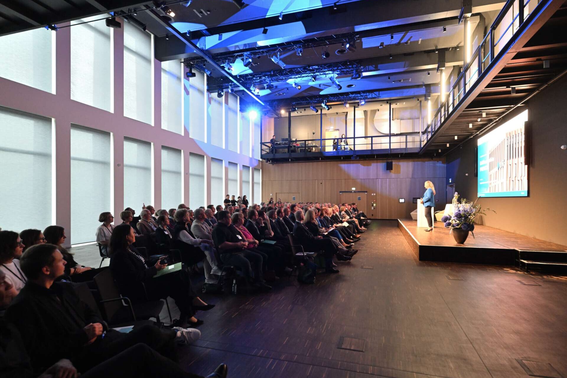 Eröffnungsfeier PREVIER. 200 geladene Gäste und Moderatorin