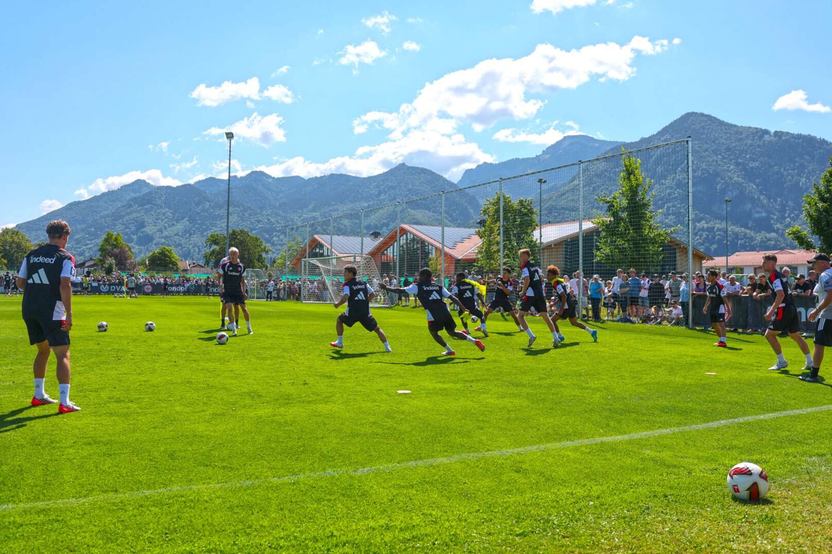 Spieler von Eintracht Frankfurt beim Trainingsspiel während eines Trainingslagers in Grassau, 24.07.2026
