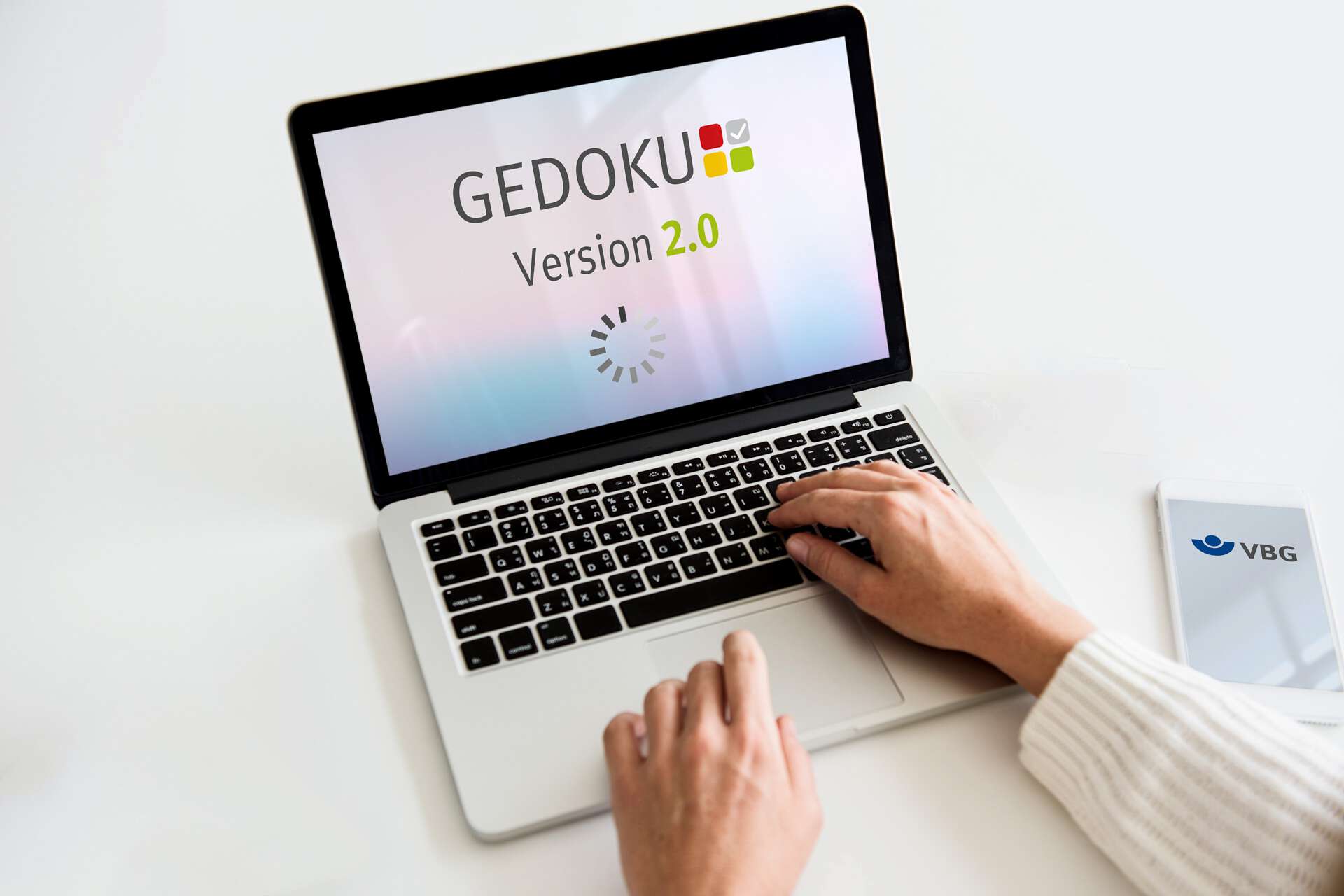 GEDOKU - Mockup: Symbolisch dargestelltes Logo der Anwendung auf dem Bildschirm eines Laptops. #filzer