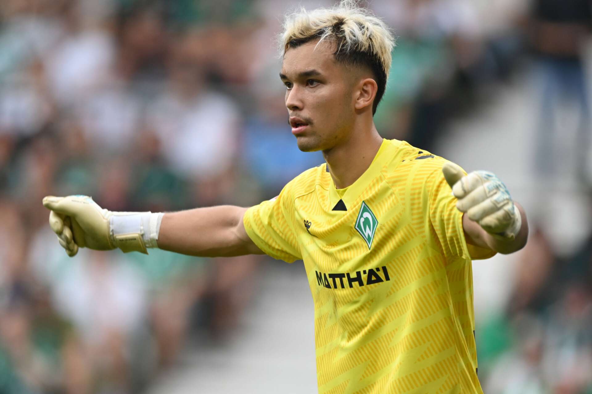 Bremens Torwart Mio Backhaus während des Bundesligaspiels gegen den SC Freiburg am 4. Spieltag, 20.09.2025