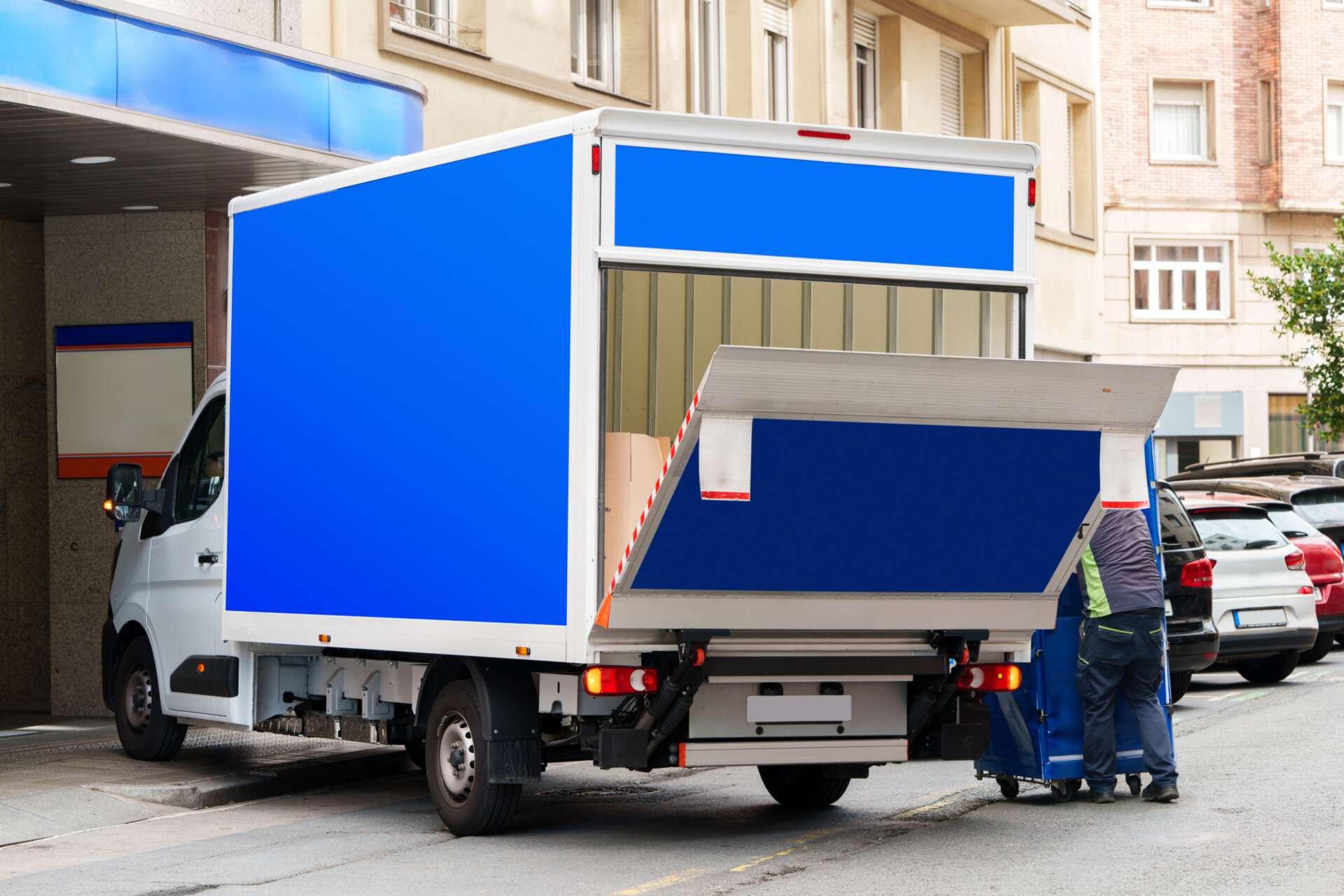 LKW mit halb geöffneter Laderampe in der Stadt