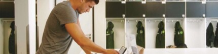 Sportler trägt Daten im PMT ein