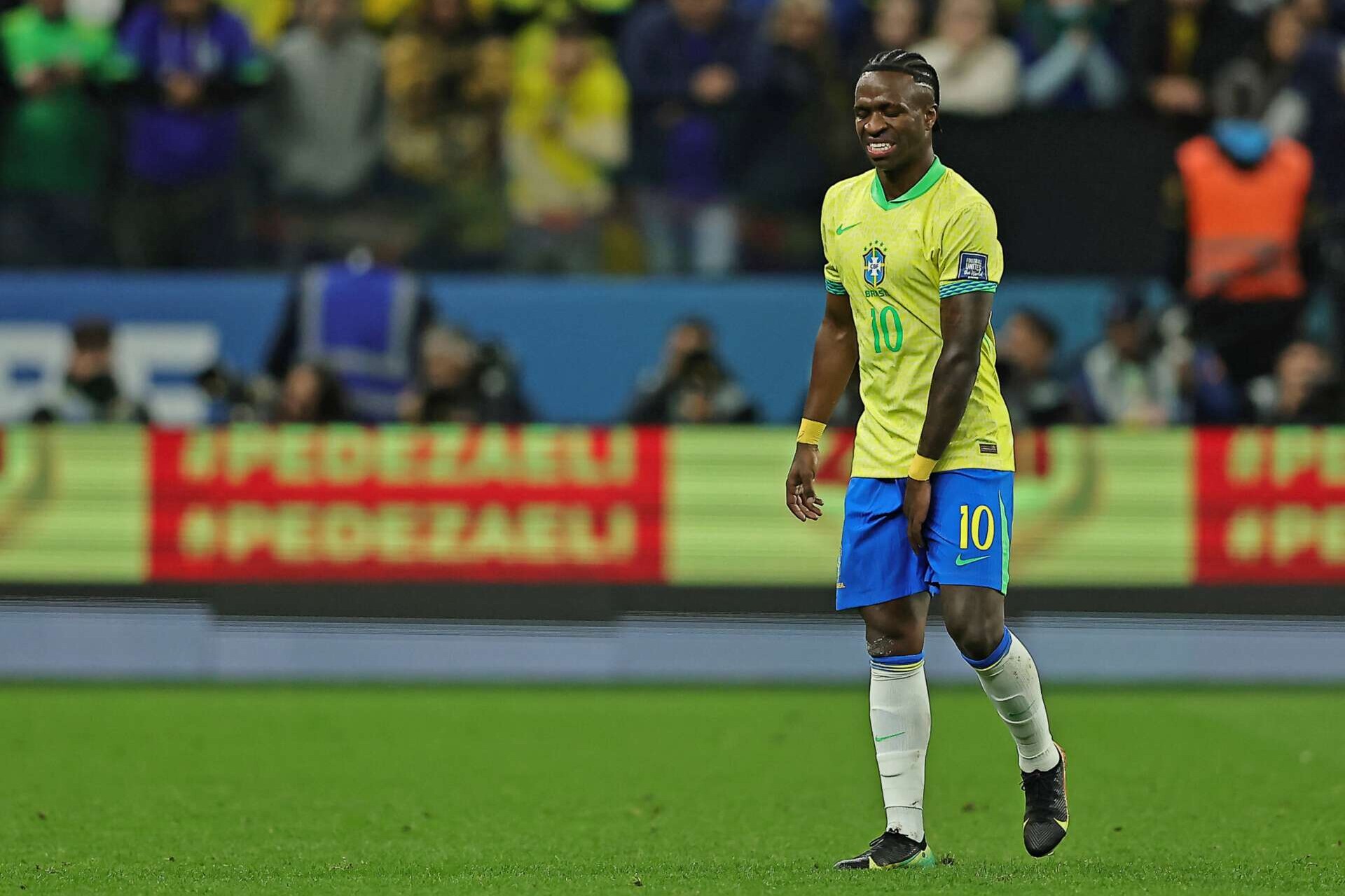 Brasiliens Nationalspieler Vinicius Jr. erleidet im WM-Qualifikationsspiel gegen Paraguay eine Muskelverletzung, 10.06.2025
