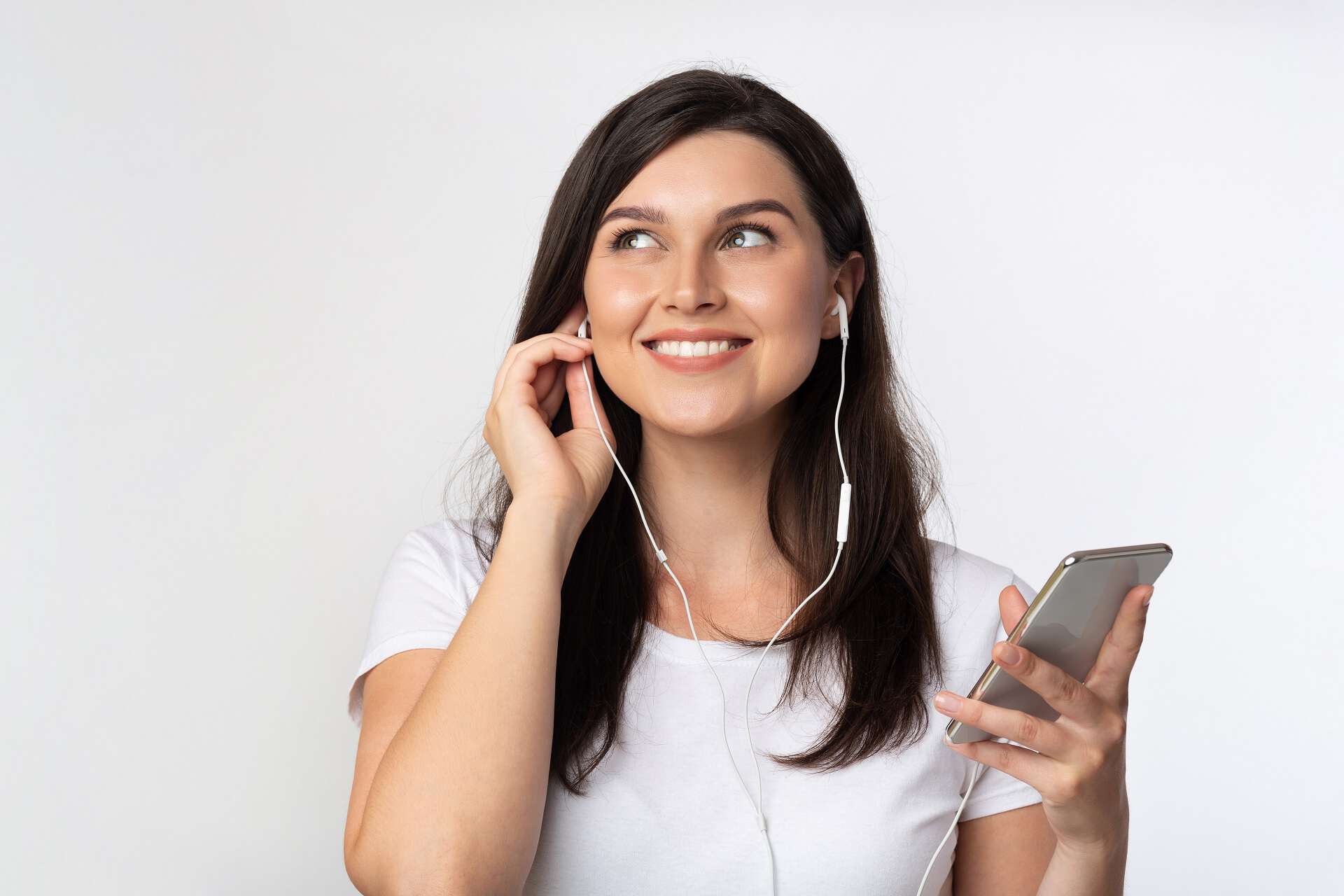 junge Frau hört Podcast auf einem Handy,
VBG-Podcast, Hör dich sicher!