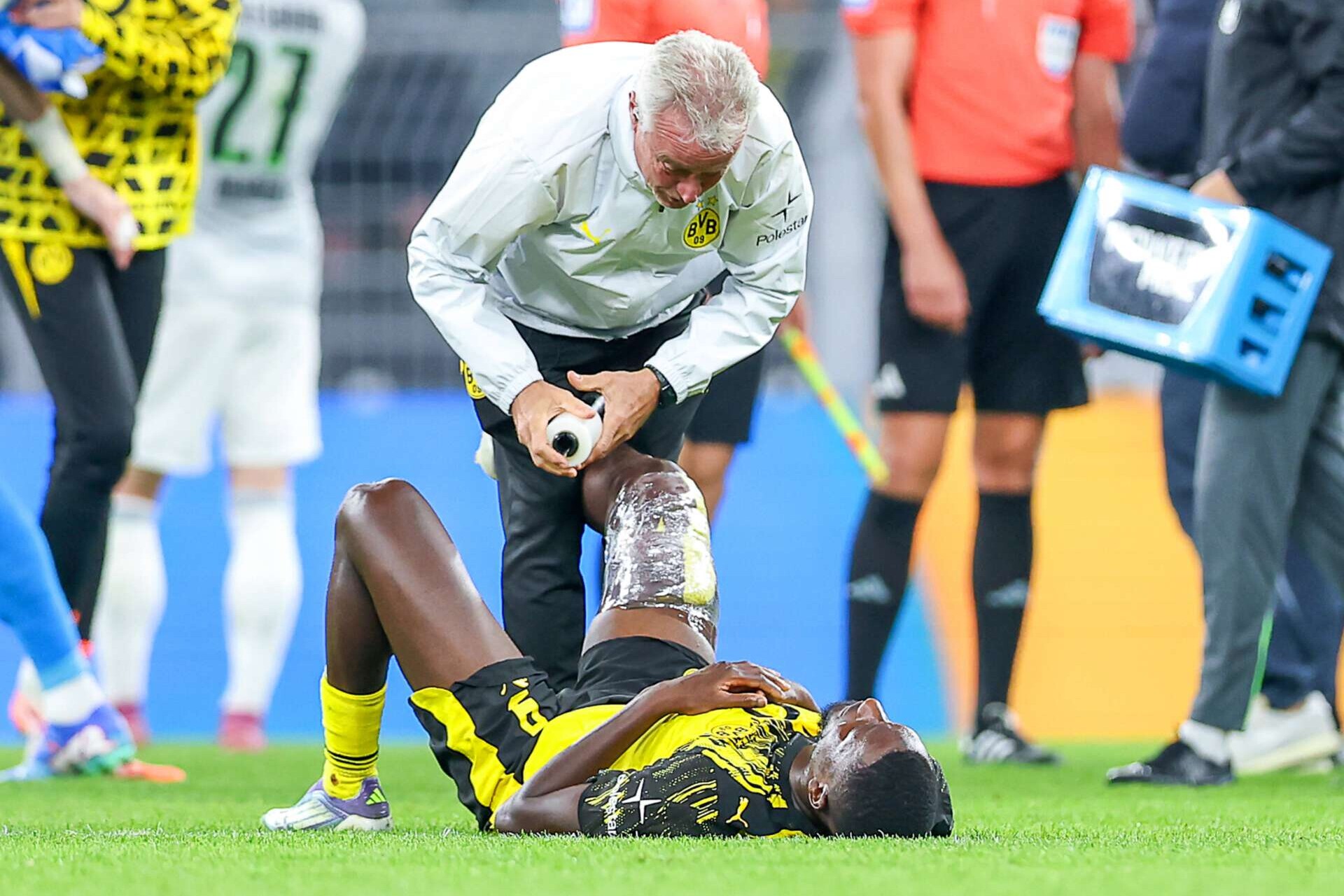 Dortmunds Stürmer Serhou Guirassy liegt nach dem Ligaspiel gegen den  VfL Wolfsburg mit einer Oberschenkelverletzung auf dem Spielfeld und muss medizinisch behandelt werden. 21.09.2025