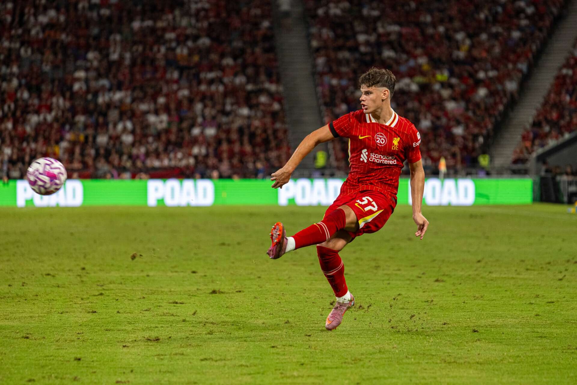 Liverpools Neuzugang Milos Kerkez während eines Testspiels gegen AC Milan beim Hong Kong Football Festival, 26.07.2025
