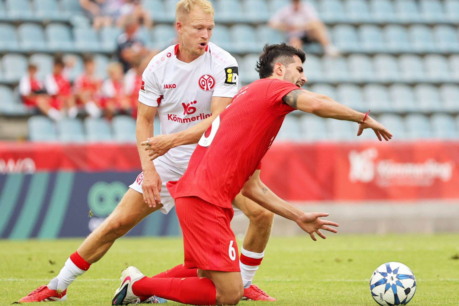 Andreas Hanche Olsen und Saeid Ezatolahi während eines Testspiels zwischen dem 1. FSV Mainz 05 und Shabab Al-Ahli in Kufstein, 31.07.2026