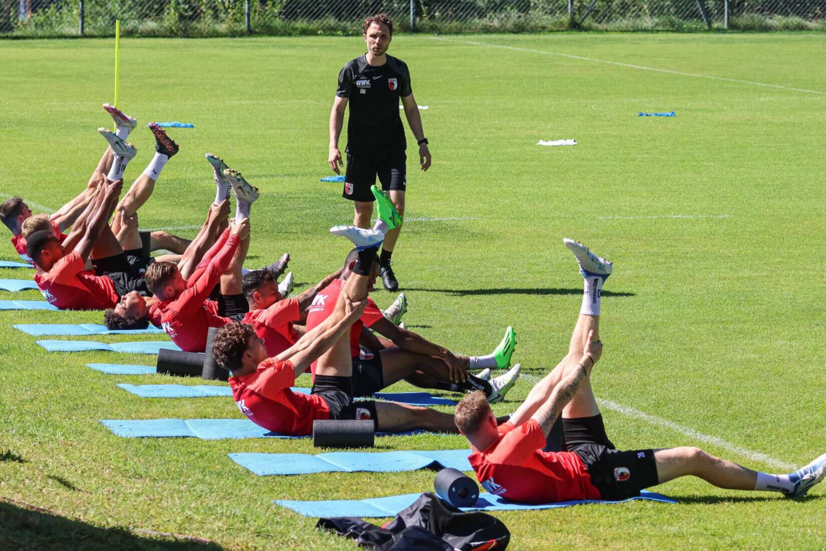 ACHTUNG: nur für Nachwuchskicker-Website lizensiert, FC Augsburg beim Training, Gymnastik unter Aufsicht von Daniel Müller (Leitung Medizinische Abteilung FC Augsburg), FC Augsburg, Trainingslager Scheffau/Tirol, Training, FC Augsburg, Saison 2022-2023