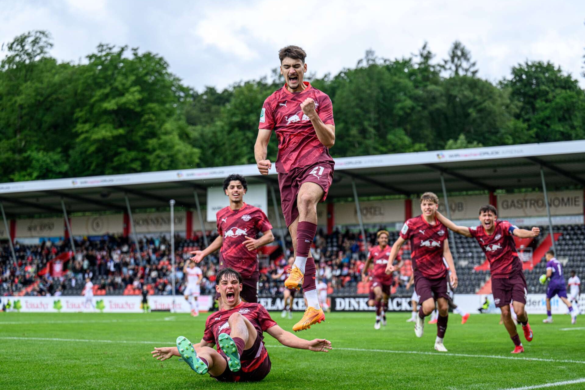 Leipzigs Niko Tomasevic jubelt nach seinem Tor zum 3:1 während des B-Junioren  Halbfinales gegen den  VfB Stuttgart mit seinen Teamkollegen Matthes Kutscher, Faik Sakar, Benno Kaltefleiter und Toni Langsteiner, 7. Juni 2025