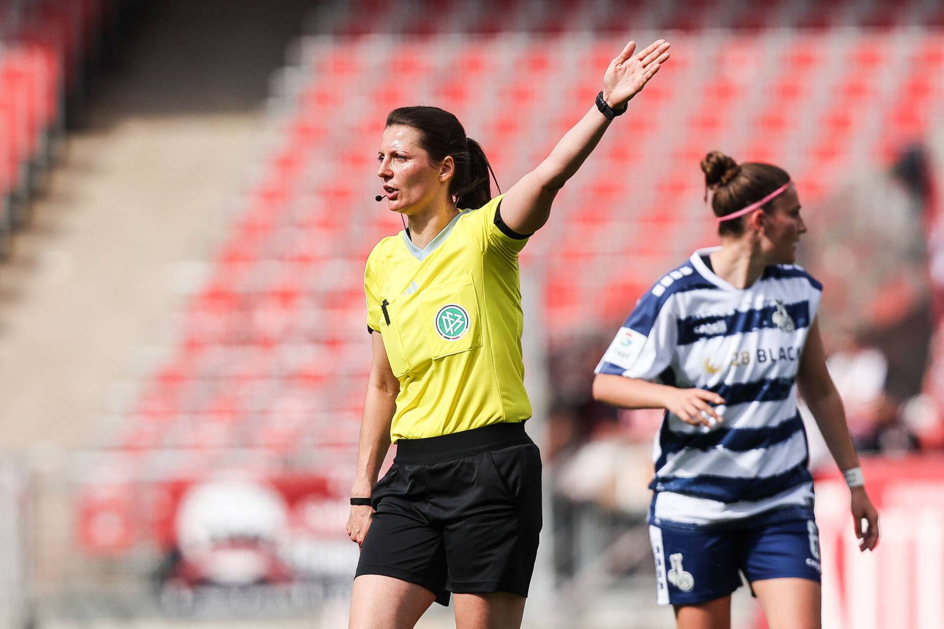 Schiedsrichterin Annika Kost gestikuliert während der Frauen Bundesliga-Begegnung zwischen dem  1. FC Nürnberg und dem MSV Duisburg am 20.05.2024.

Saison 2023/24, 22. Spieltag