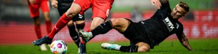 Der Augsburger Niklas Dorsch und Patrick Mainka vom 1. FC Heidenheim im Zweikampf während der  Bundesliga-Partie am 22. Oktober 2023.