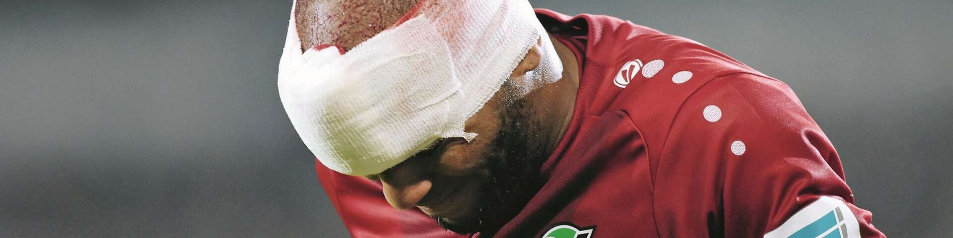 Am Kopf verletzter Fußballspieler mit Verband, 

Kopfverletzung Jimmy Briand, Fußball Bundesliga, Hannover 96 - Eintracht Frankfurt