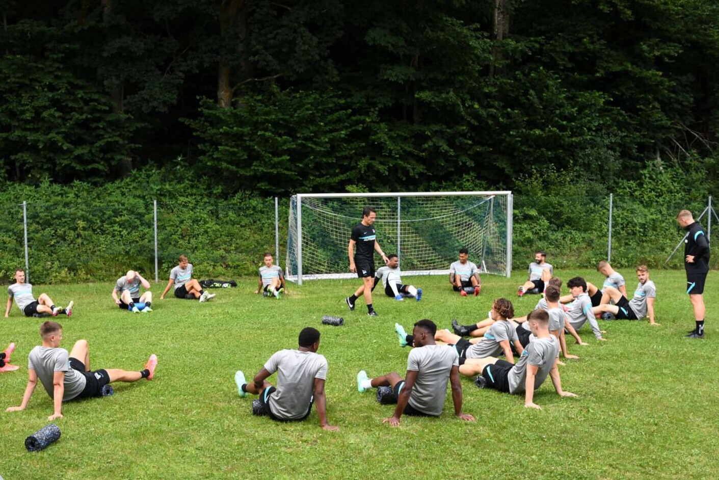 Die Mannschaft von Hertha BSC beim Faszientraining während eines Trainingslagers in Leogang (Österreich), 26.07. 2021