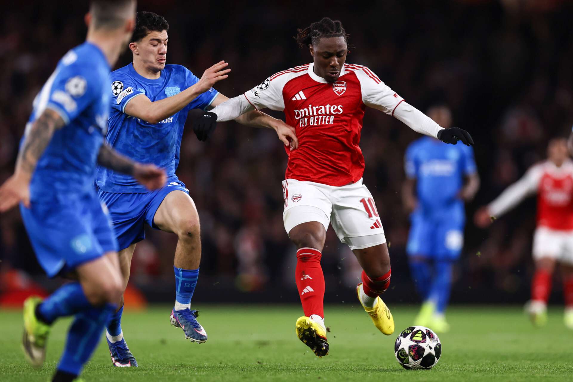Arsenals  Eberechi Eze im Zweikampf mit Ibrahim Maza von Bayer Leverkusen während des Achtelfinal-Rückspiel der UEFA Champions League, 17. März 2026