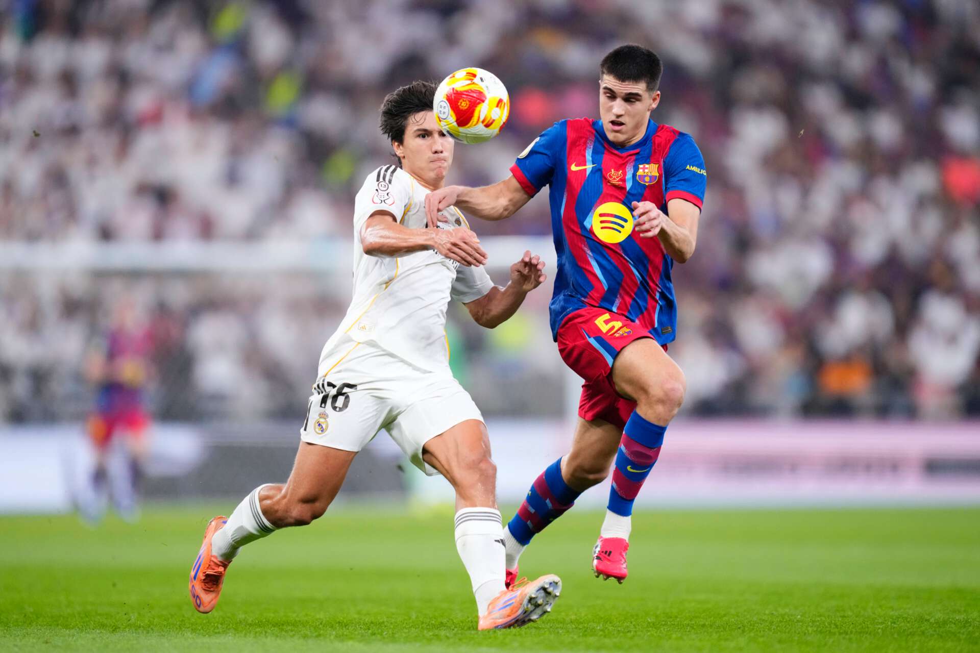 Barcelonas Innenverteidiger Pau Cubarsi im Zweikampf mit Real Madrids Gonzalo Garcia während des spanischen Super Cup-Finalspiels im King Abdullah Sports City Hall Stadium, 11.01.2026