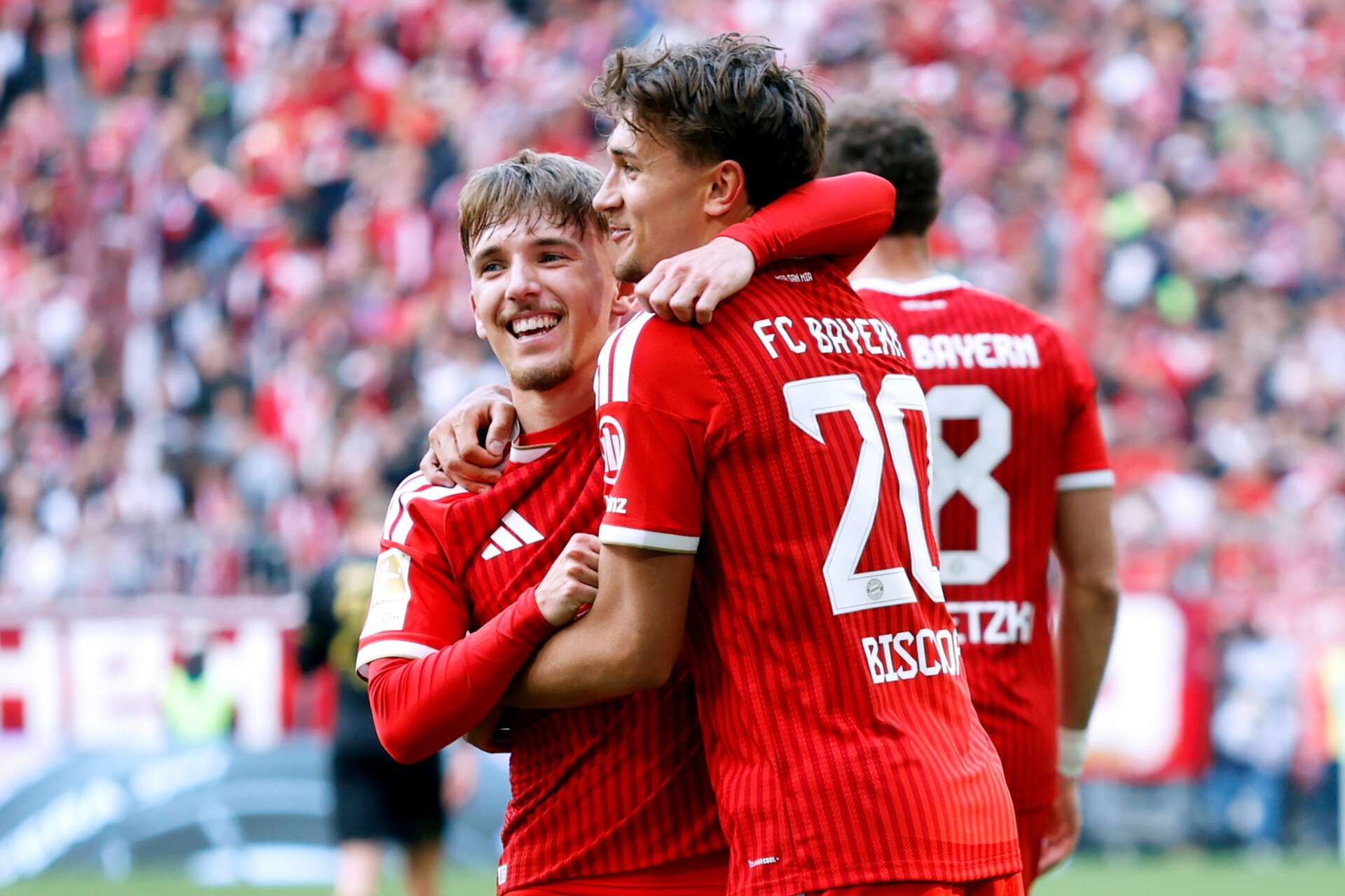 Bayerns Tom Bischof jubelt nach seinem Treffer im Bundesligaspiel gegen den 1. FC Köln mit seinem Teamkameraden Lennart Karl, 16.05.2026