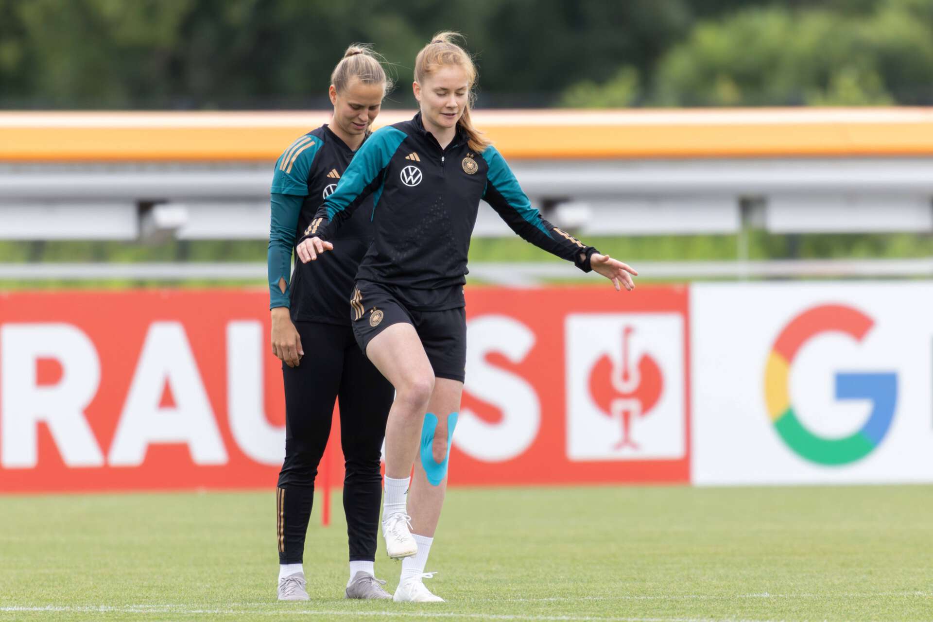 Fußball-Nationalspielerin Klara Bühl versucht während einer Balanceübung Teamkameradin Sjoeke Nüsken aus dem Gleichgewicht zu bringen beim Training der Fußball-Nationalmannschaft der Frauen am 29. Mai 2024.