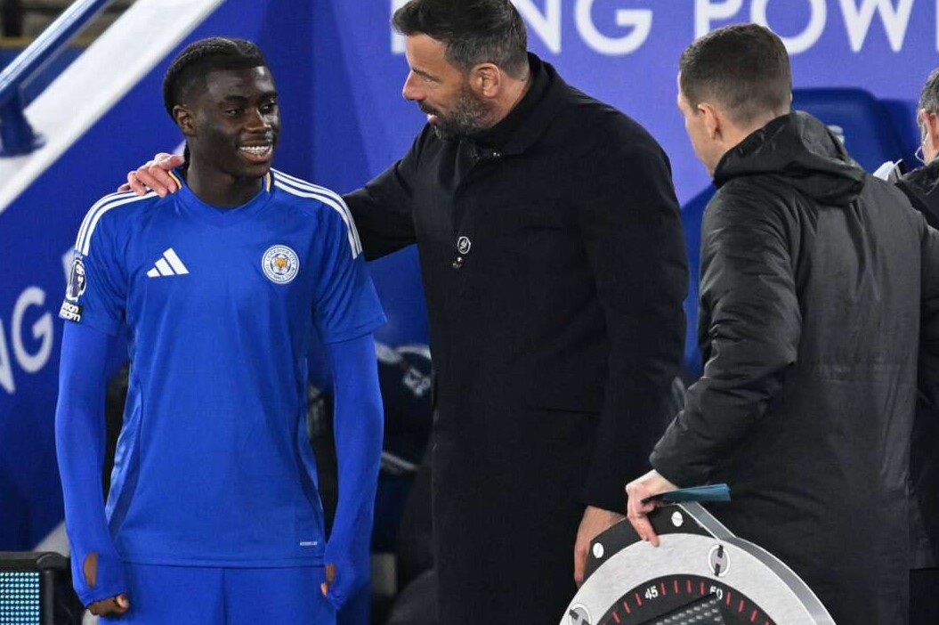 Leicesters Nachwuchstalent Jeremy Monga mit Trainer Ruud van Nistelrooy bei seiner Einwechselung im Spiel gegen Newcastle United.