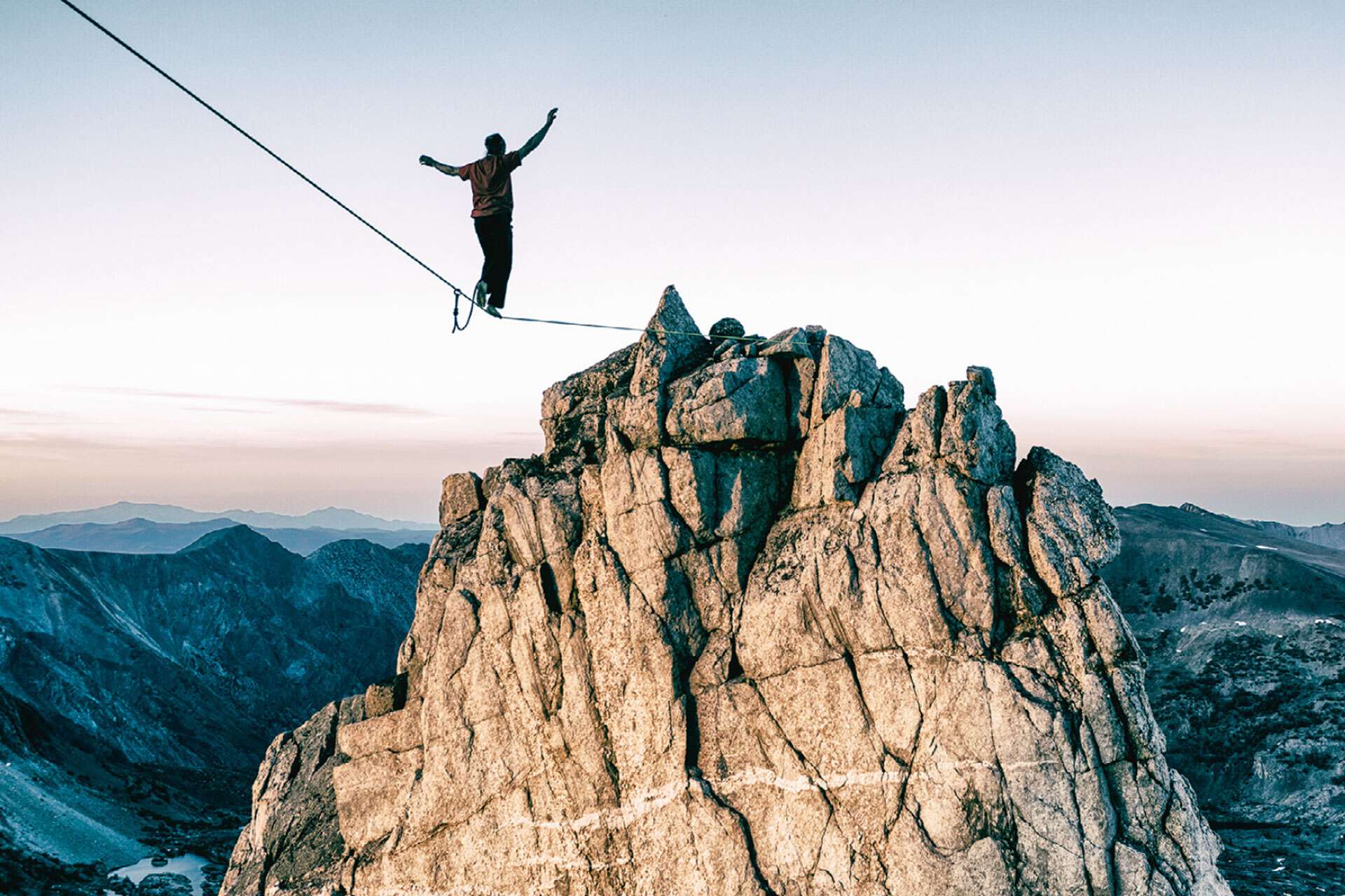 Slackline hoch in den Bergen