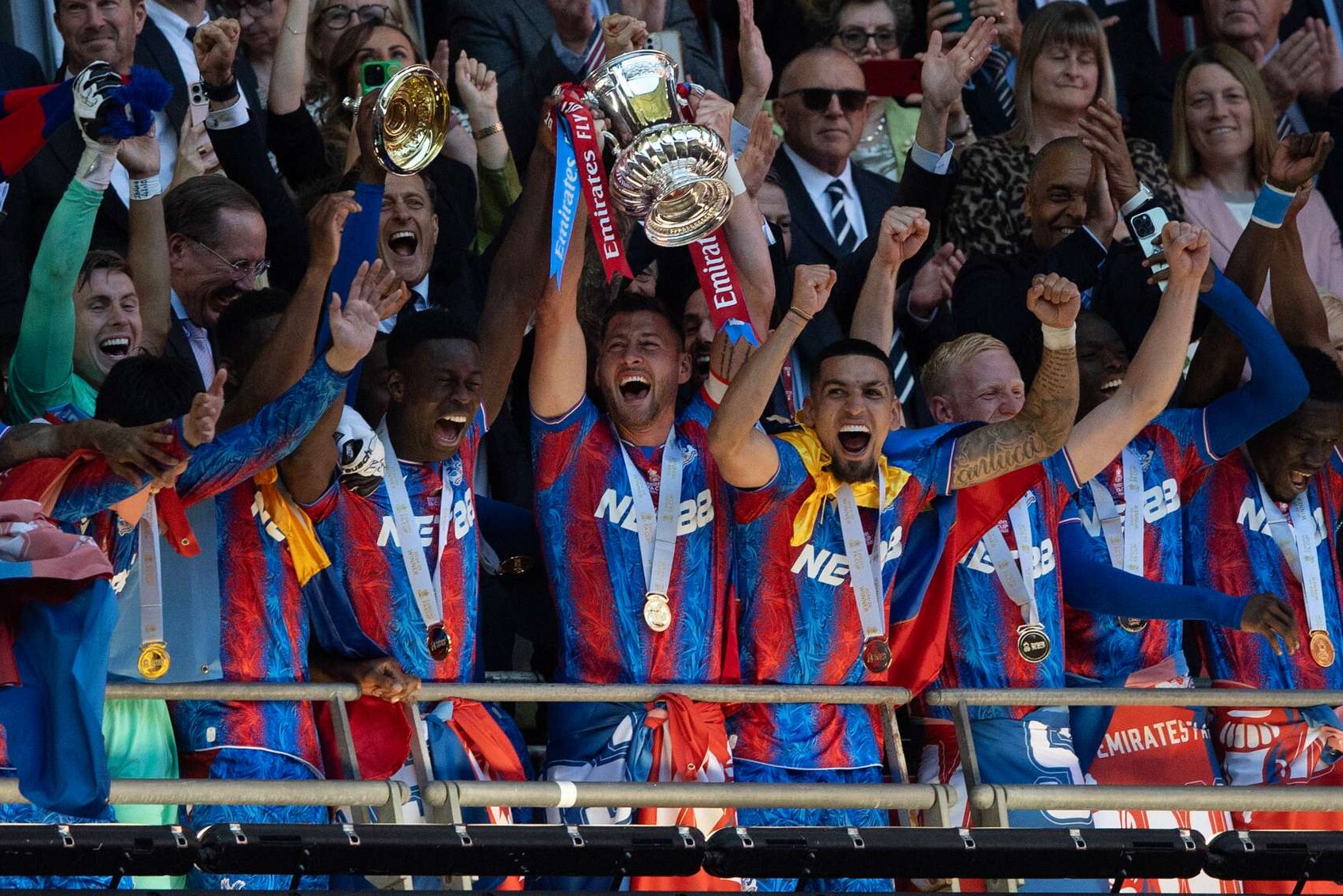 Joel Ward und seine Teamkollegen von Crystal Palace feiern im Wembley Stadium den Gewinn des FA Cups gegen Manchester City, 17.05.2025