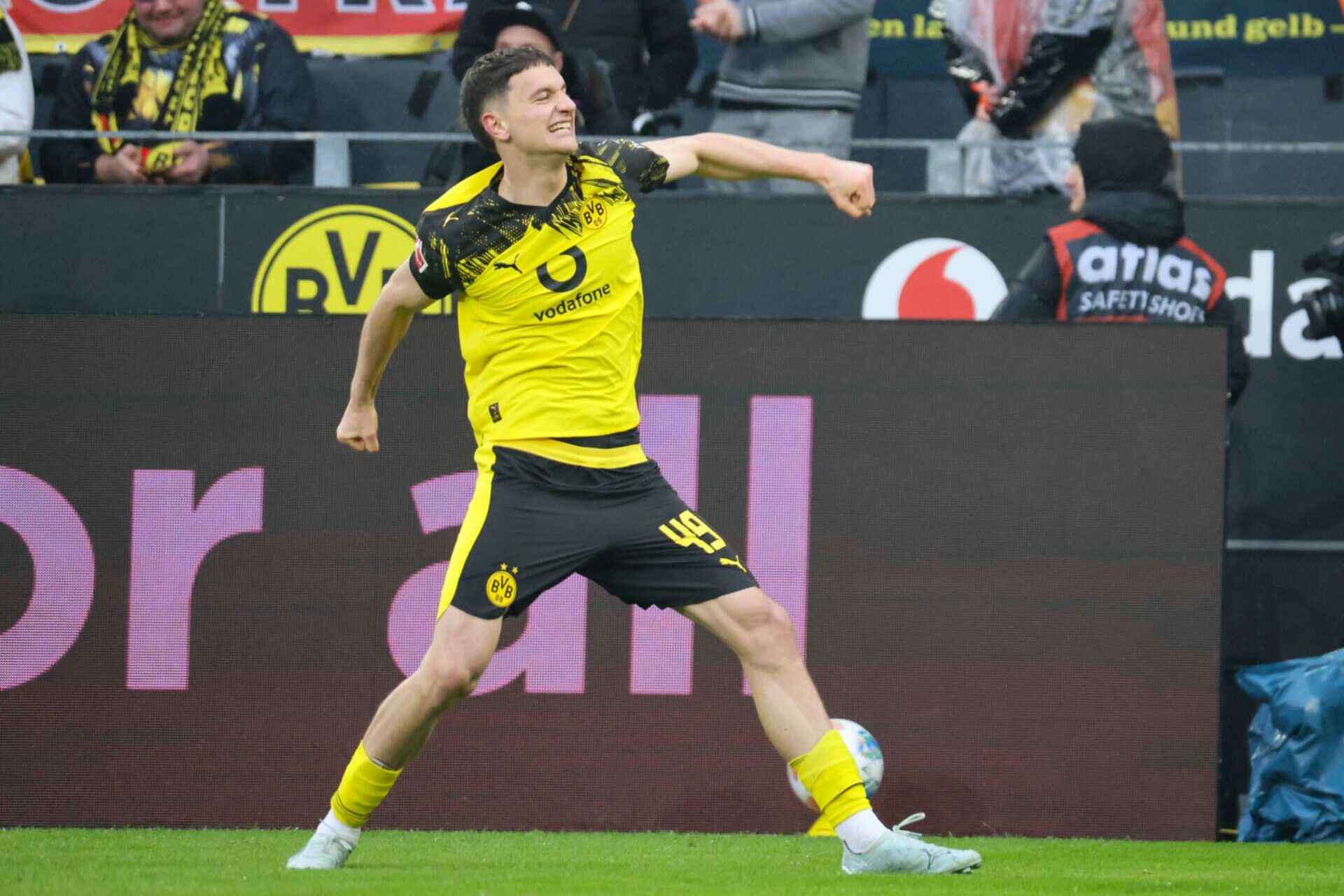 Dortmunds Torschütze Luca Reggiani jubelt nach seinem Treffer zum 2:0im Bundesligaspiel gegen den FC Augsburg, 14.03.2026