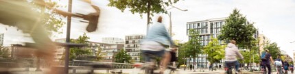 Gruppe von Fahrradfahrenden auf einer Straße in der Stadt