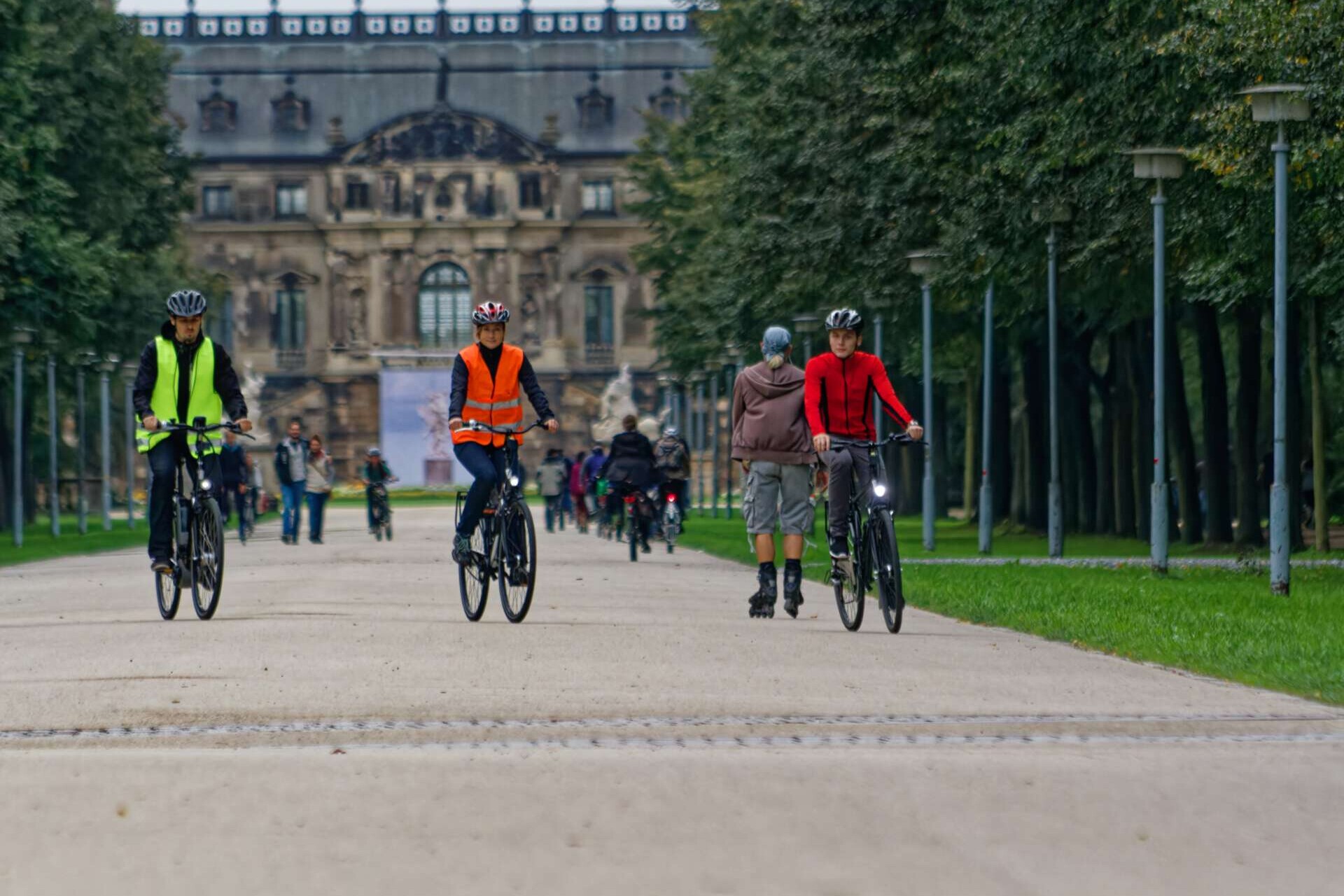 Dresden – Verkerssituationen mit beteiligten Radfahrern. Auftragsarbeit mit Beschäftigten der BV Dresden als Modellen.