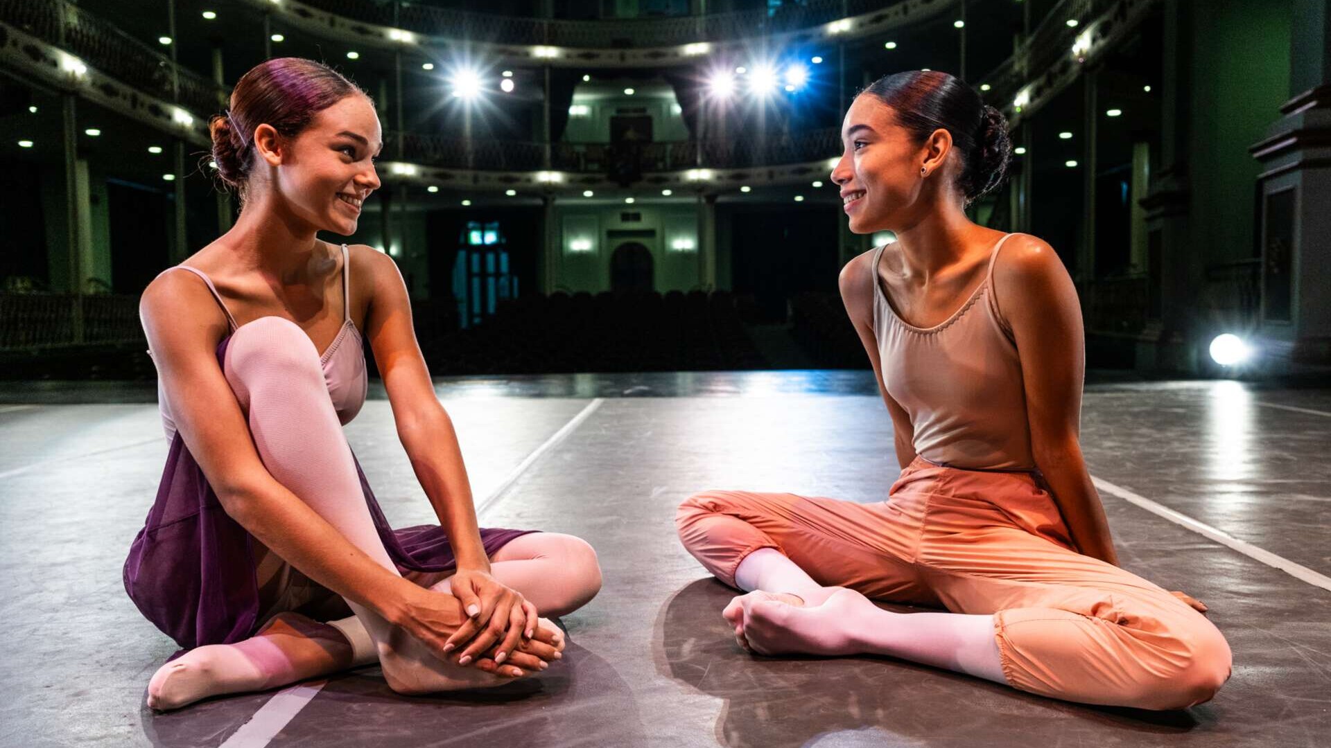 Junge Ballerinas im Gespräch im Bühnentheater
