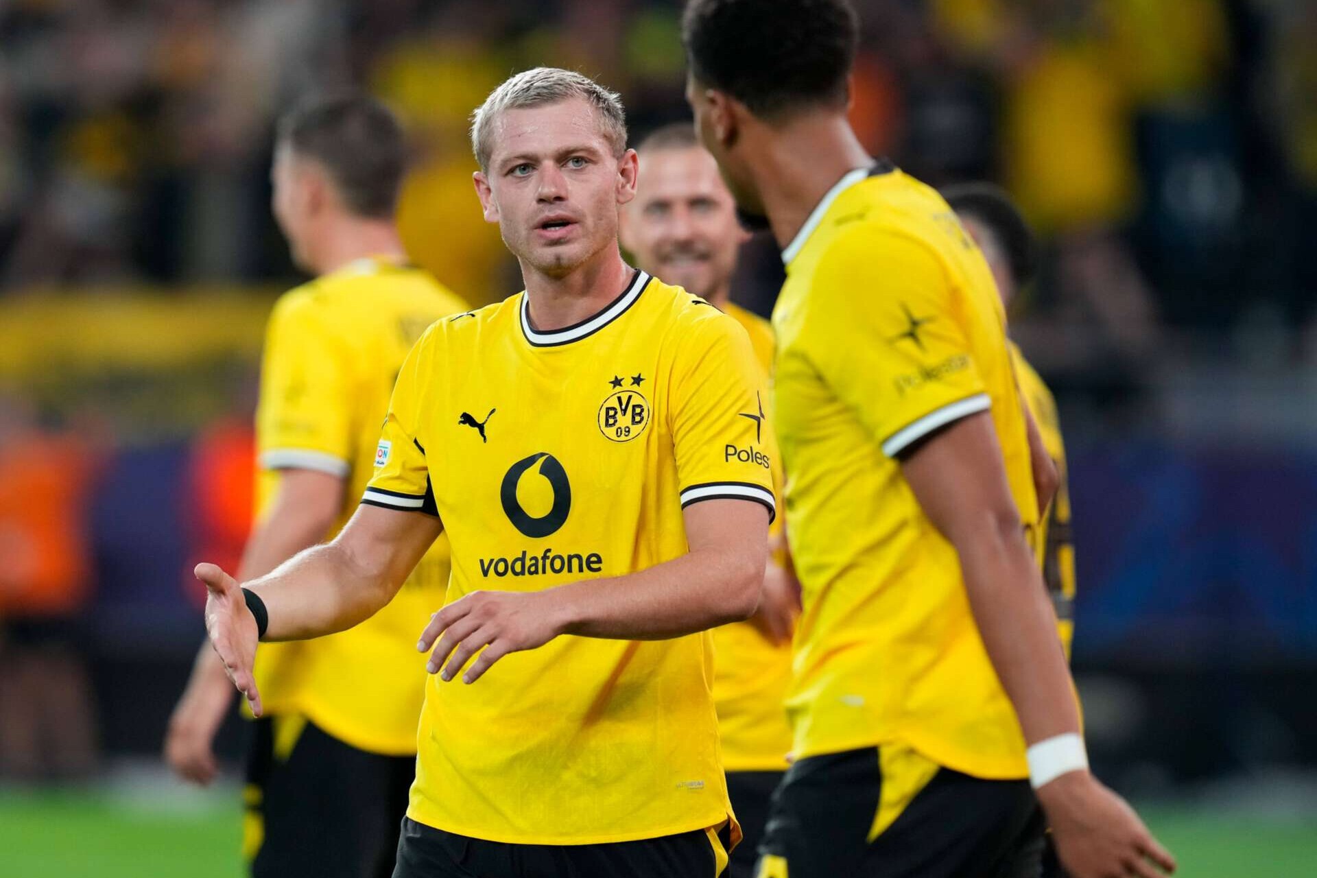 Die Dortmunder Julian Ryerson und Felix Nmecha im Austausch während der Champions League-Partie gegen den CF
Villarreal, 08.09.2026
