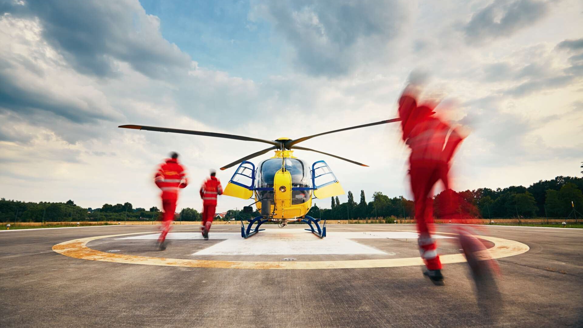 Sanitäter auf dem Weg zu einem Rettungshubschrauber, Bedrohungen und Notfälle, Notfallorganisation