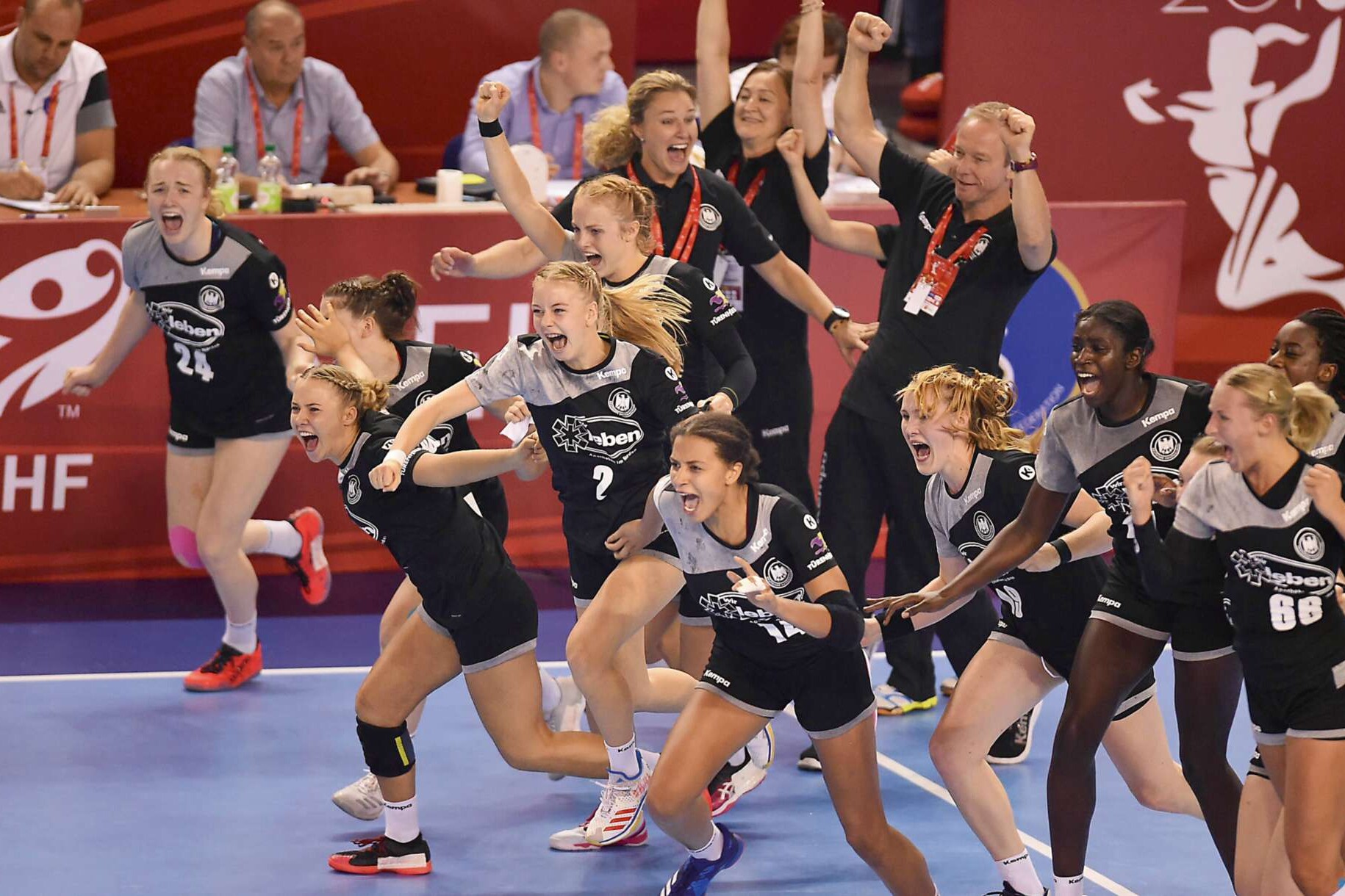 Spielerinnen der deutschen U18-Handball-Nationalmannschaft stürmen auf das Spielfeld.