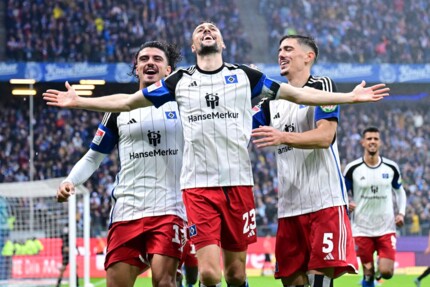 Fußballspieler des HSV beim Torjubel