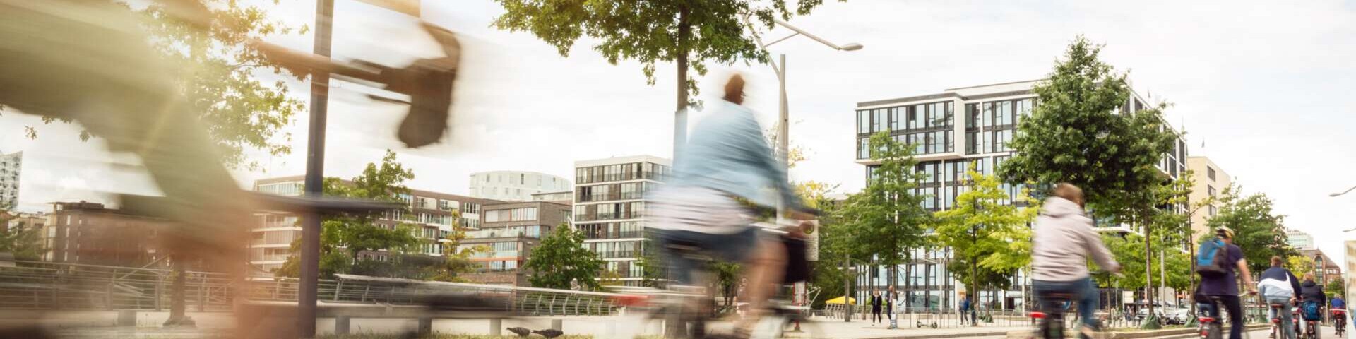 Gruppe von Fahrradfahrenden auf einer Straße in der Stadt
