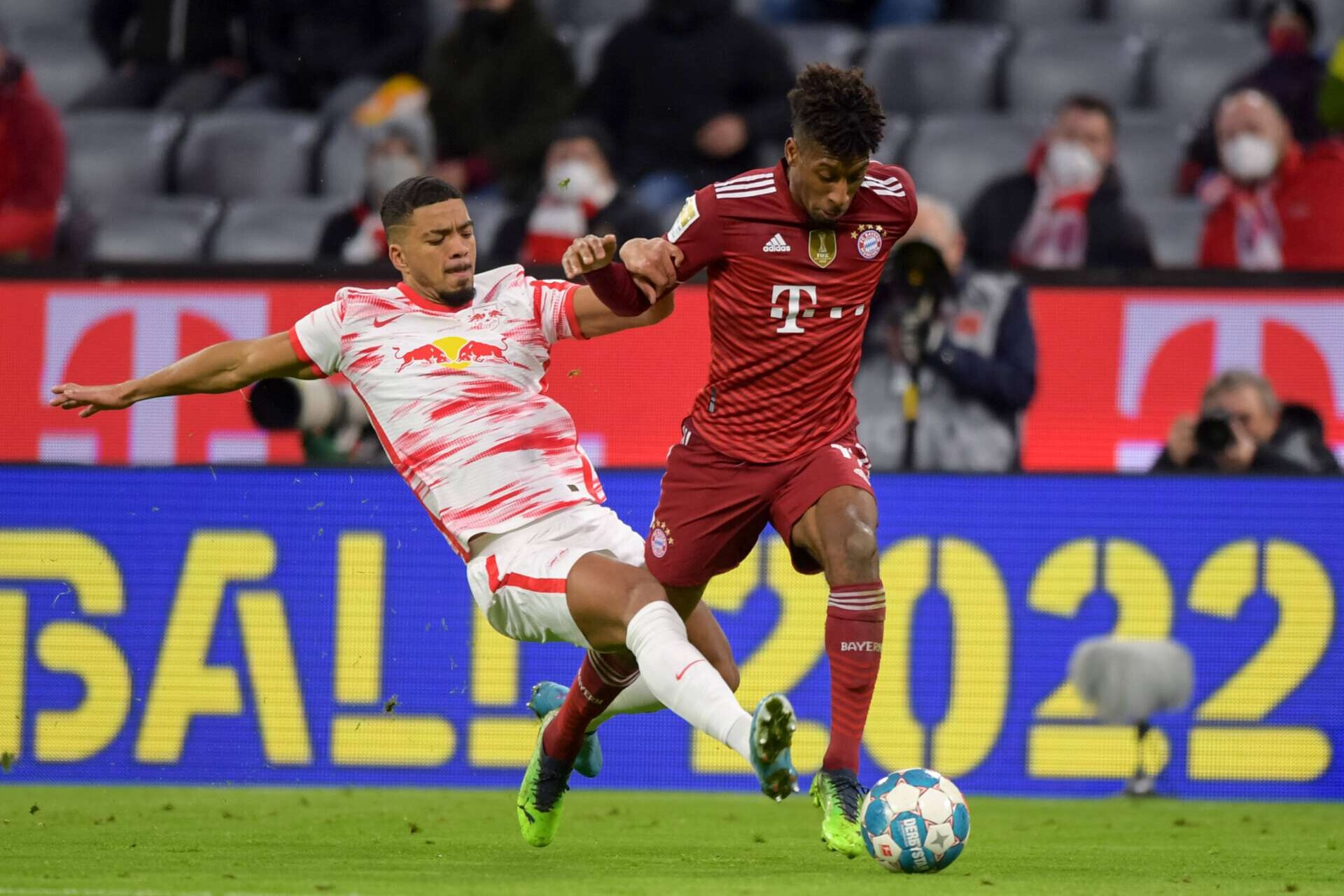 ACHTUNG: nur für Nachwuchskicker-Website lizensiert,
Fußball, 1. Bundesliga, 20220205, FC Bayern München - RasenBallsport Leipzig. Im Bild Benjamin Henrichs RB Leipzig, 35 Grätsche und Kingsley COMAN FC Bayern München, 11. München Allianz Arena Copyright: Passion2Press/MarkusxFischerx