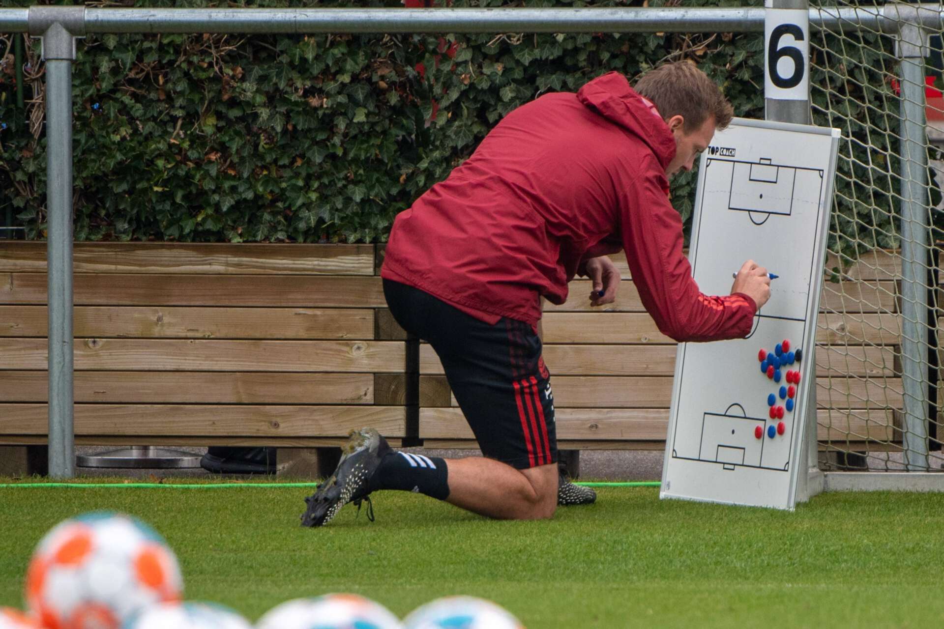 Fußballtrainer Julian Nagelsmann bei der Vorbereitung einer Trainingseinheit