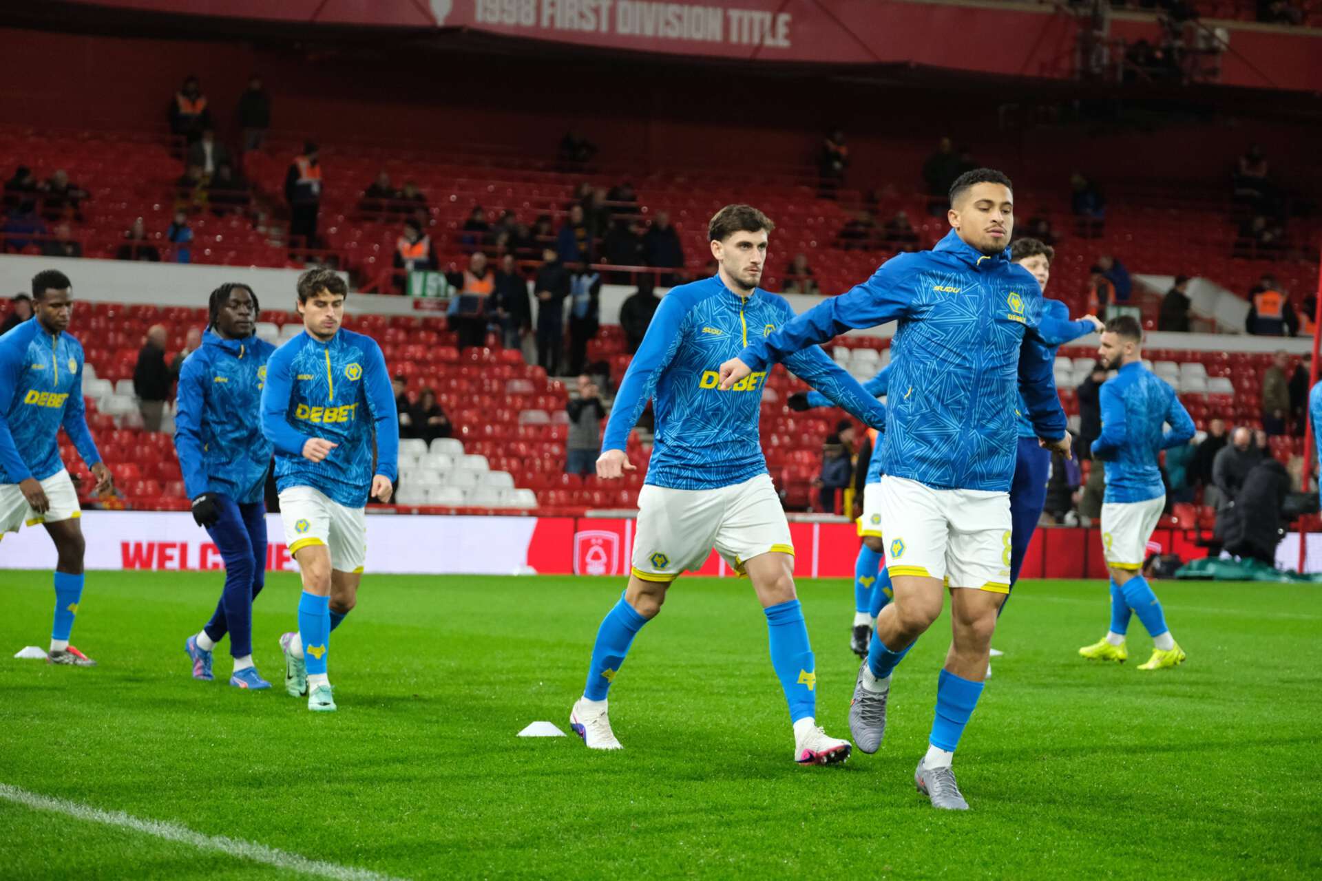 Spieler der Wolverhampton Wanderers wärmen sich vor dem Premier League-Auswärtsspiel gegen Nottingham Forest auf dem Spielfeld auf. 11.02.2026