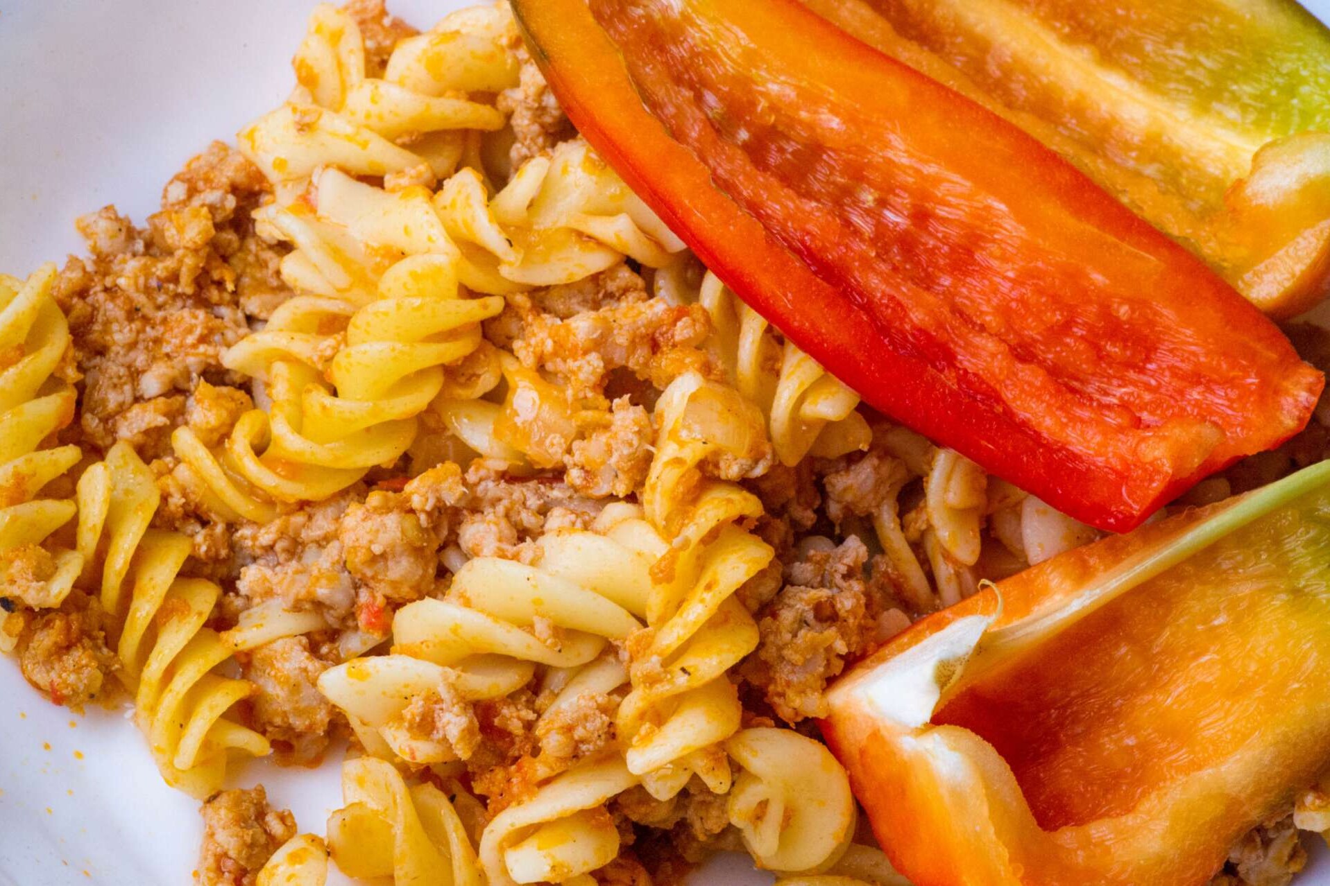 Ein Gericht aus Pasta, Hackfleisch und knackiger Paprika
