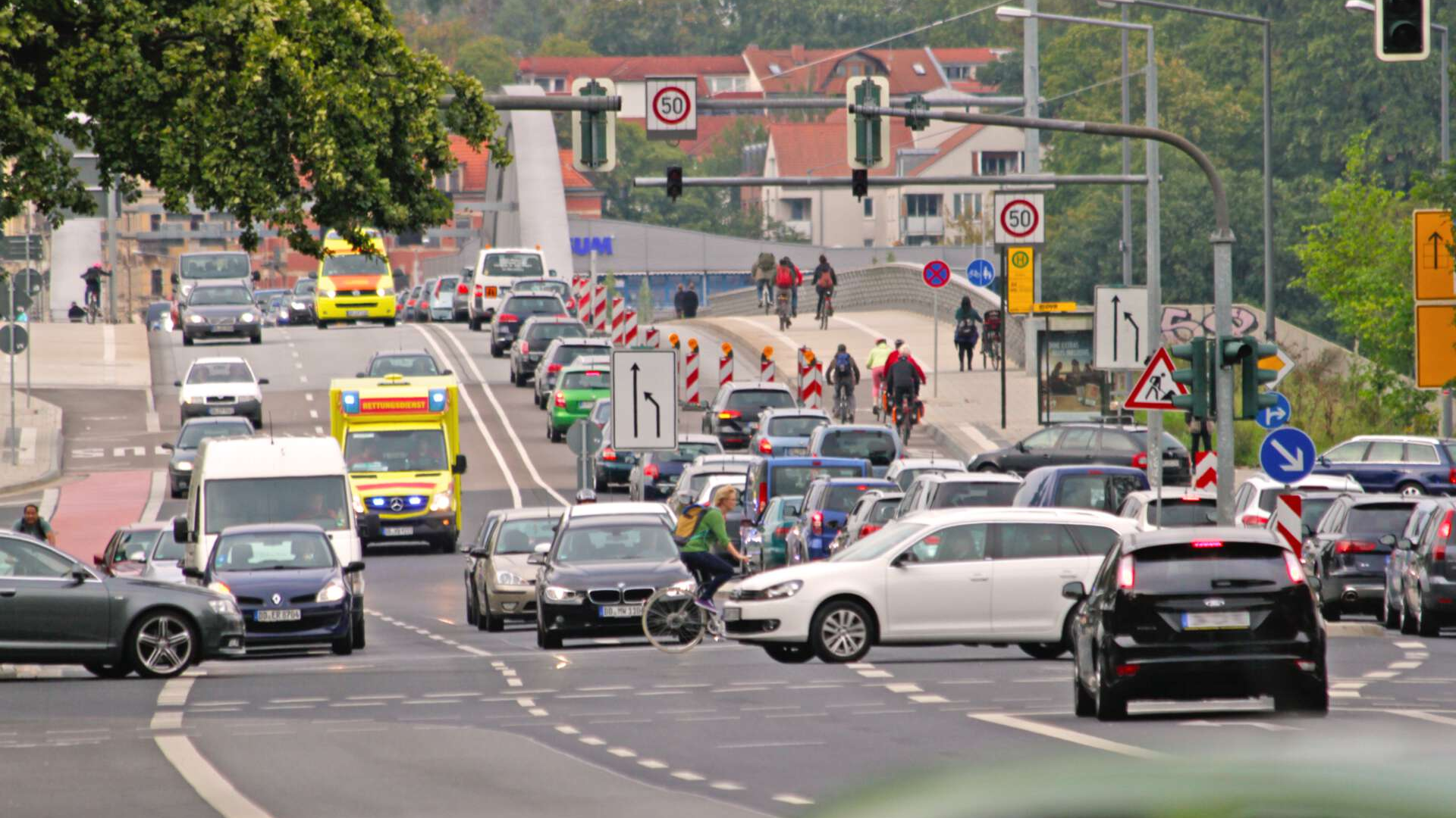 Verkehrssituation allgemein dichtbefahrene Kreuzung 