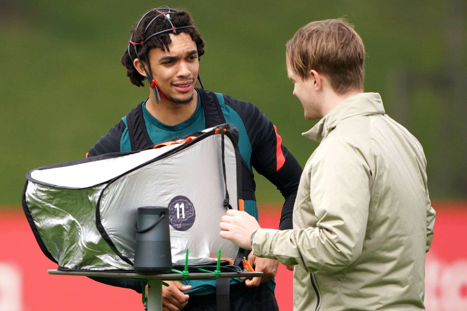 Liverpools Trent Alexander-Arnold trägt ein Neuro-Headset und Rucksack während einer Medienveranstaltung in Liverpool, 25.05.2022