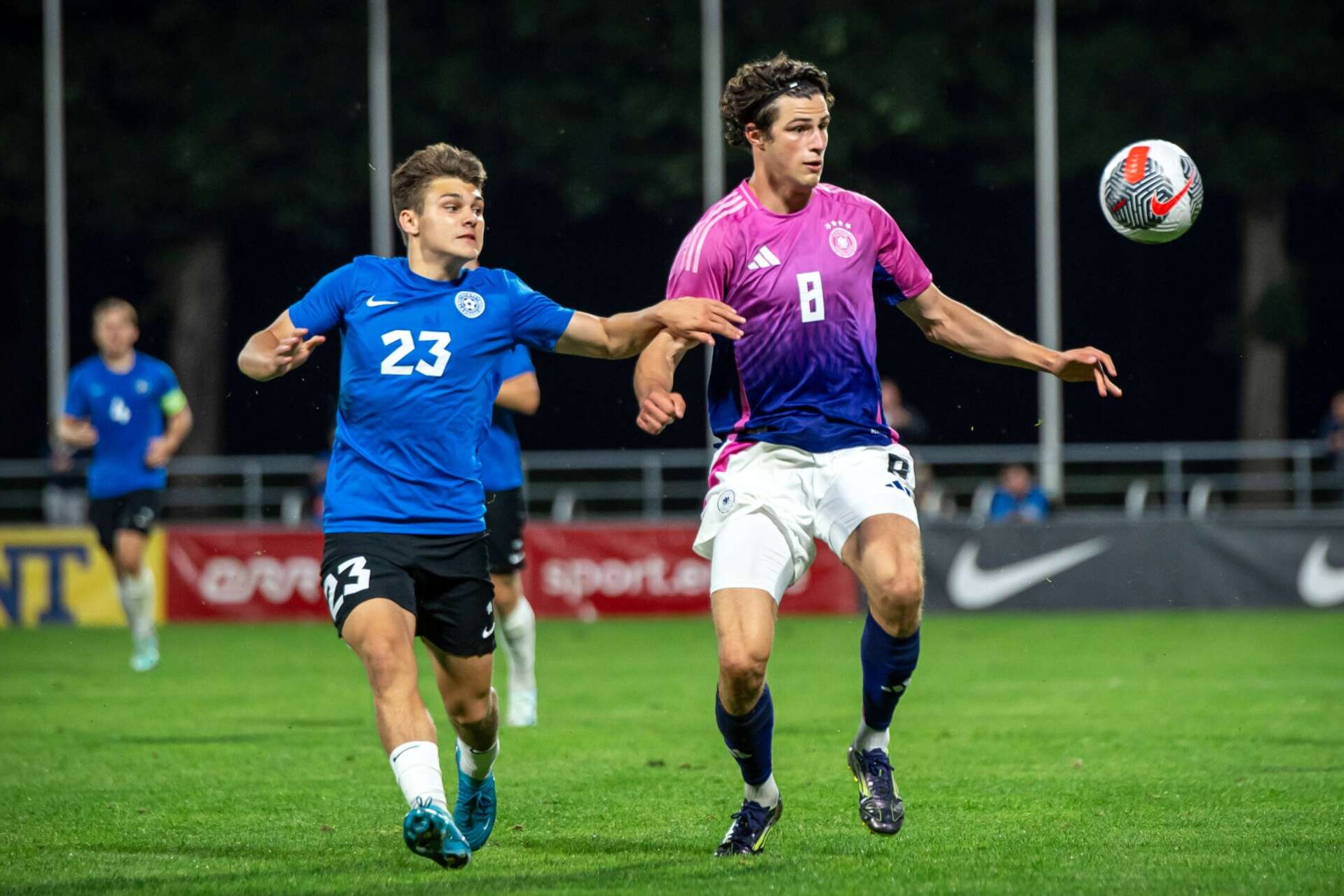Estlands Nachwuchstalent Patrik Kristal im Zweikampf mit Merlin Röhl während eines U21-Länderspiels gegen Deutschland. Tallinn, 10.09.24