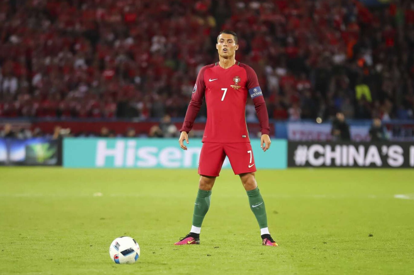 Portugals Superstar Cristiano Ronaldo bereitet sich während EM-Gruppenspiels gegen Österreich auf einen Freistoß vor, 18.06.2016