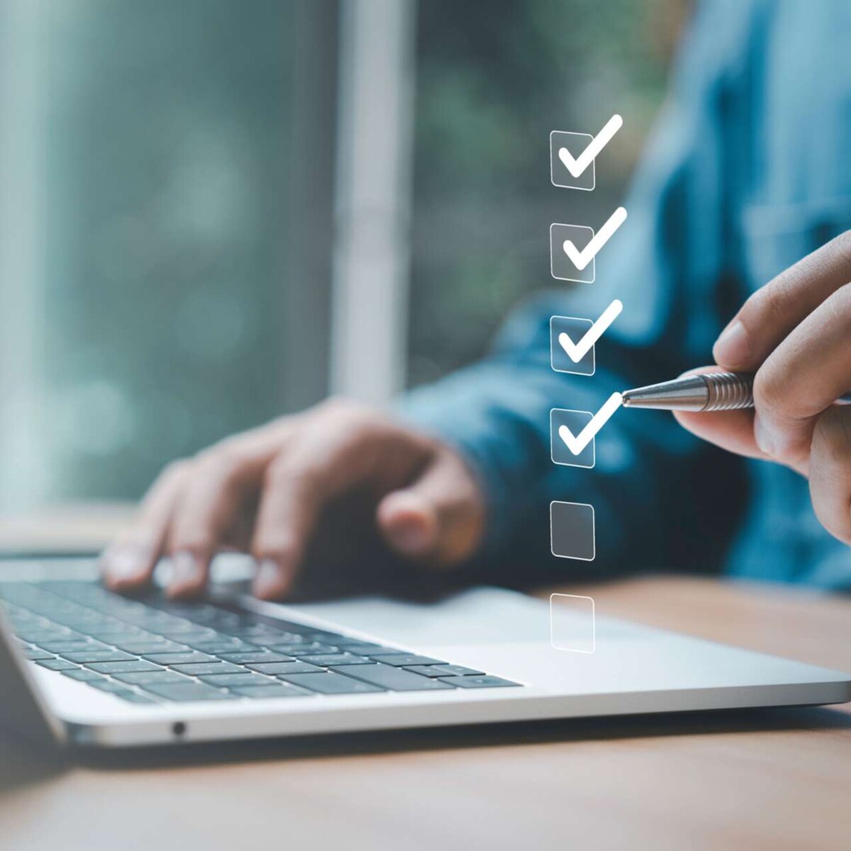 Person verwendet Stift um digitale Checkliste abzuhaken