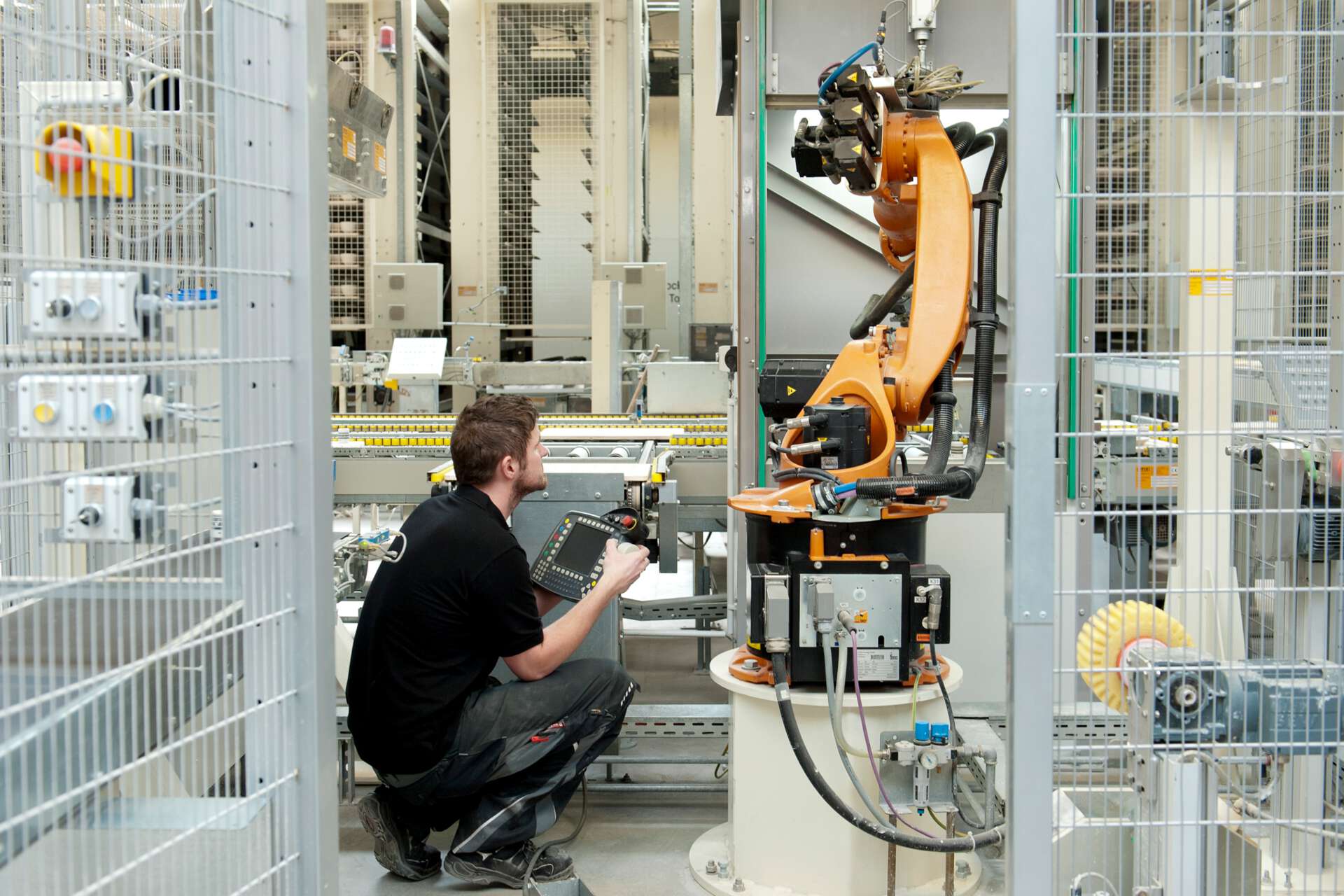 Beschäftigter arbeitet an einem Roboterarm